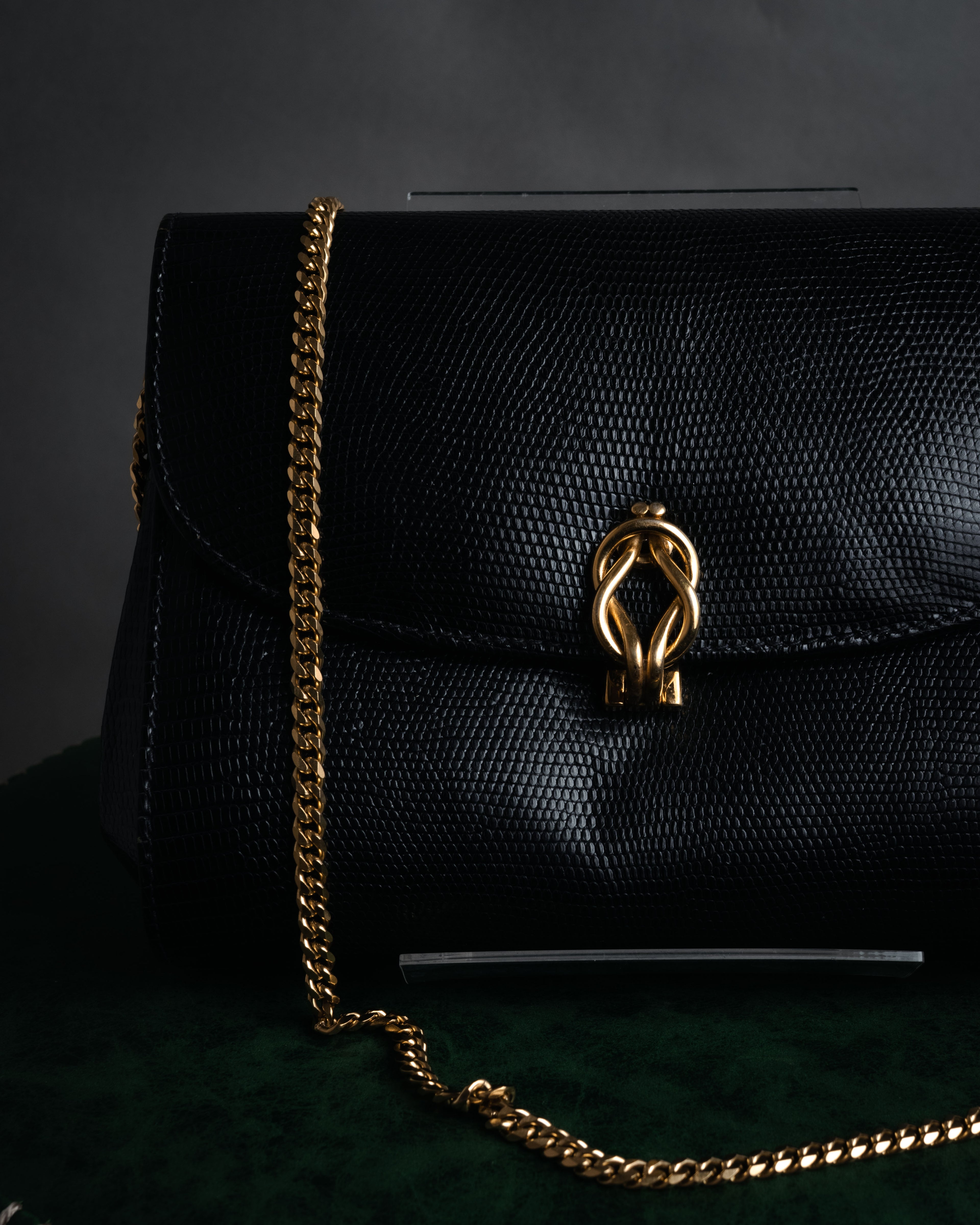 –SPECIAL– “GUCCI” 80’s crest chain shoulder bag