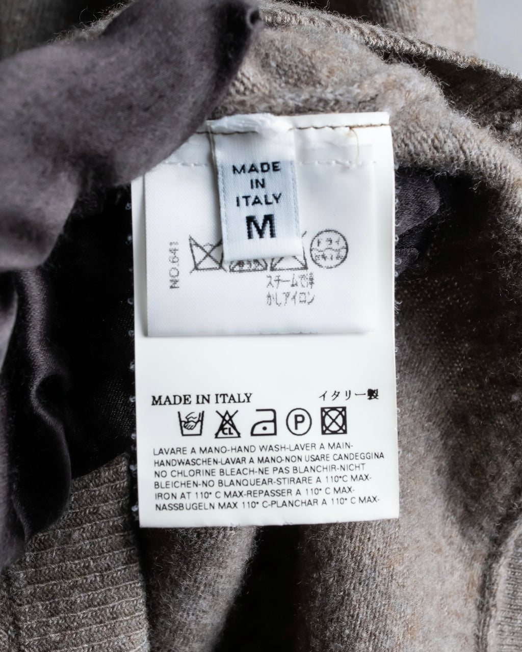 "MAISON MARGIELA 2005's AW " Twisted detail V-neck knit
