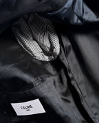 CELINE PARIS表記の内タグと、袖裏に配されたクラシカルなストライプ柄の裏地を確認できる内側カット。滑らかなブラックの裏地と縫製も写しています。