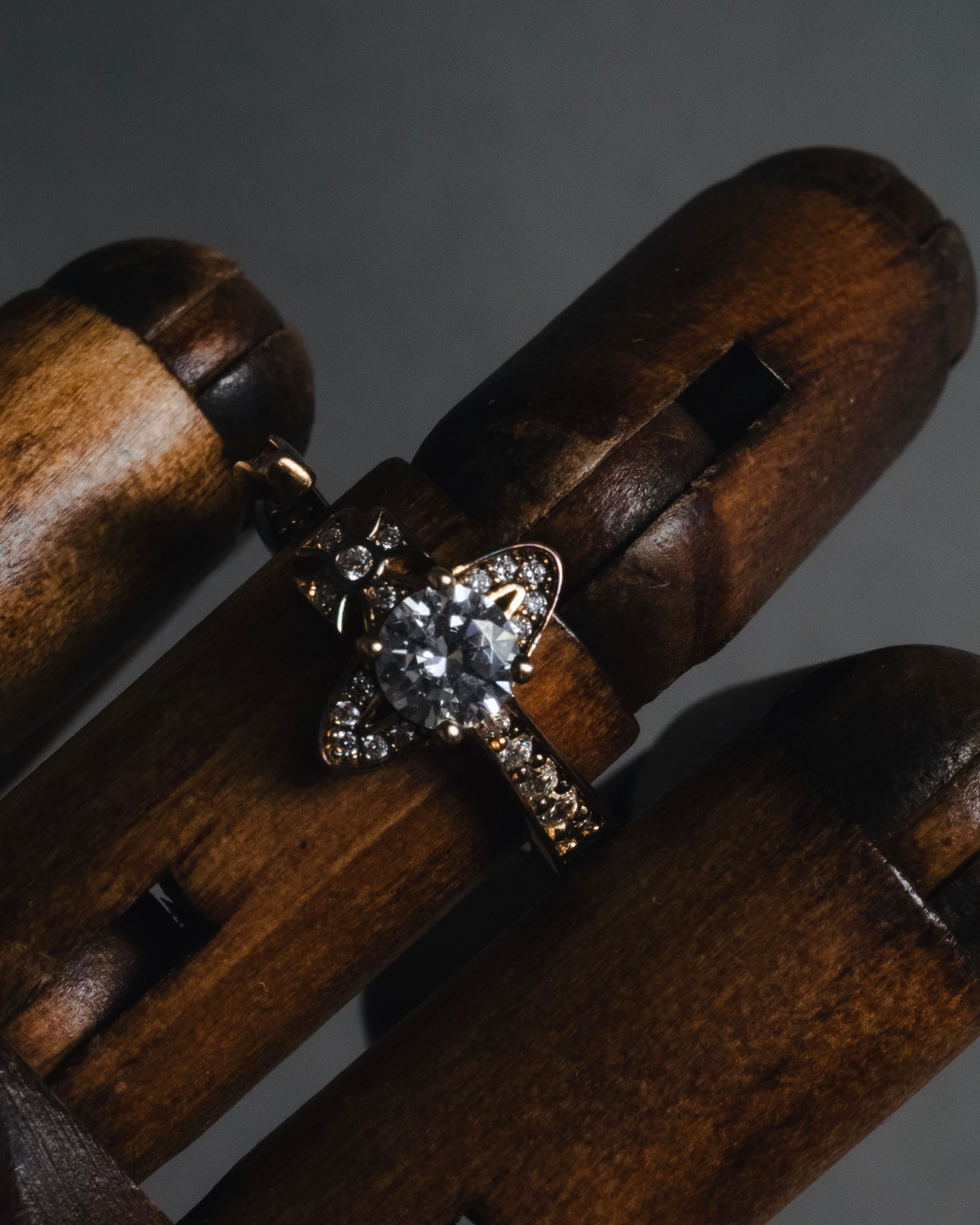 "Vivienne Westwood" Iconic orb motif open band ring