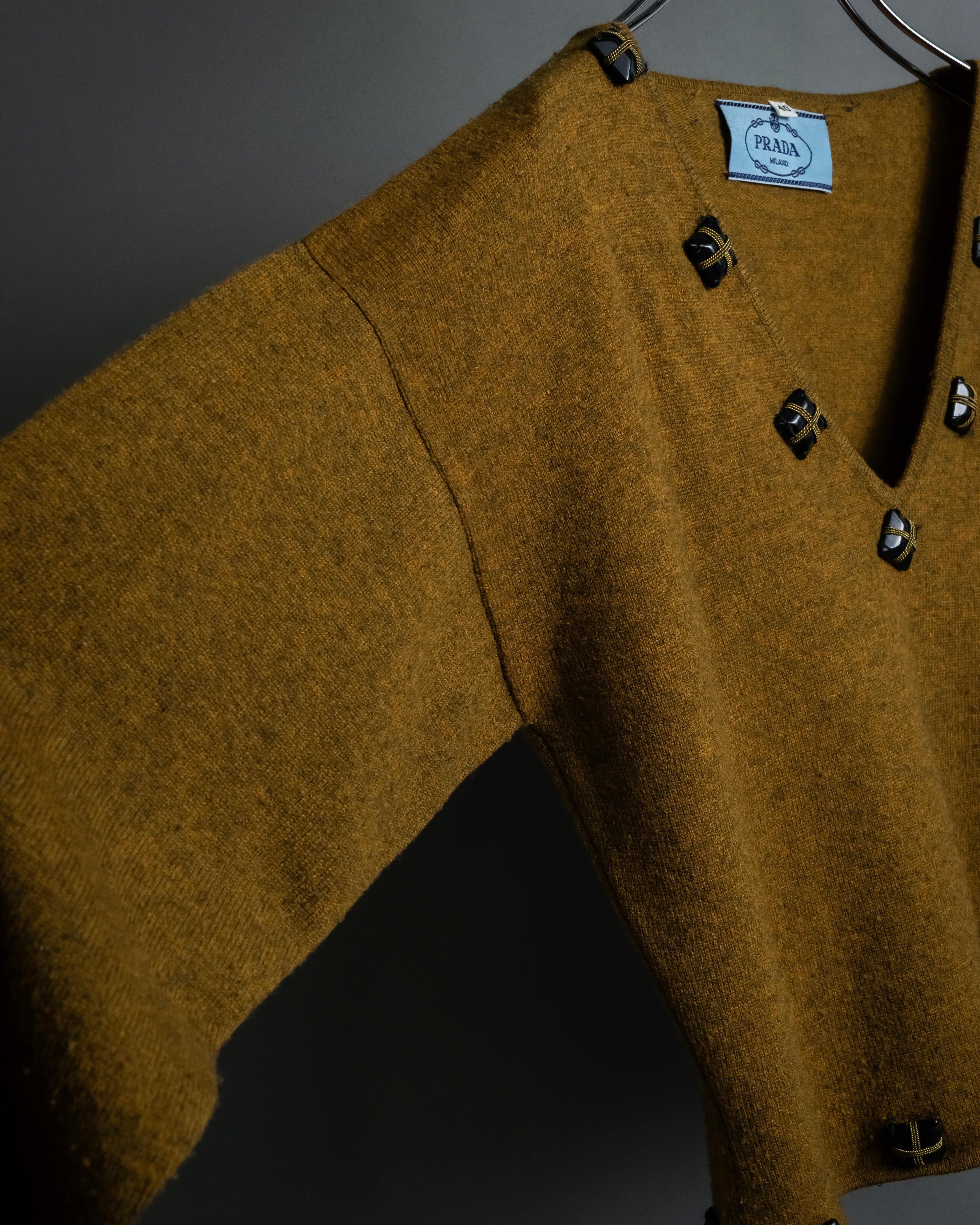 "PRADA" Jewelry decorative design V-neck knit