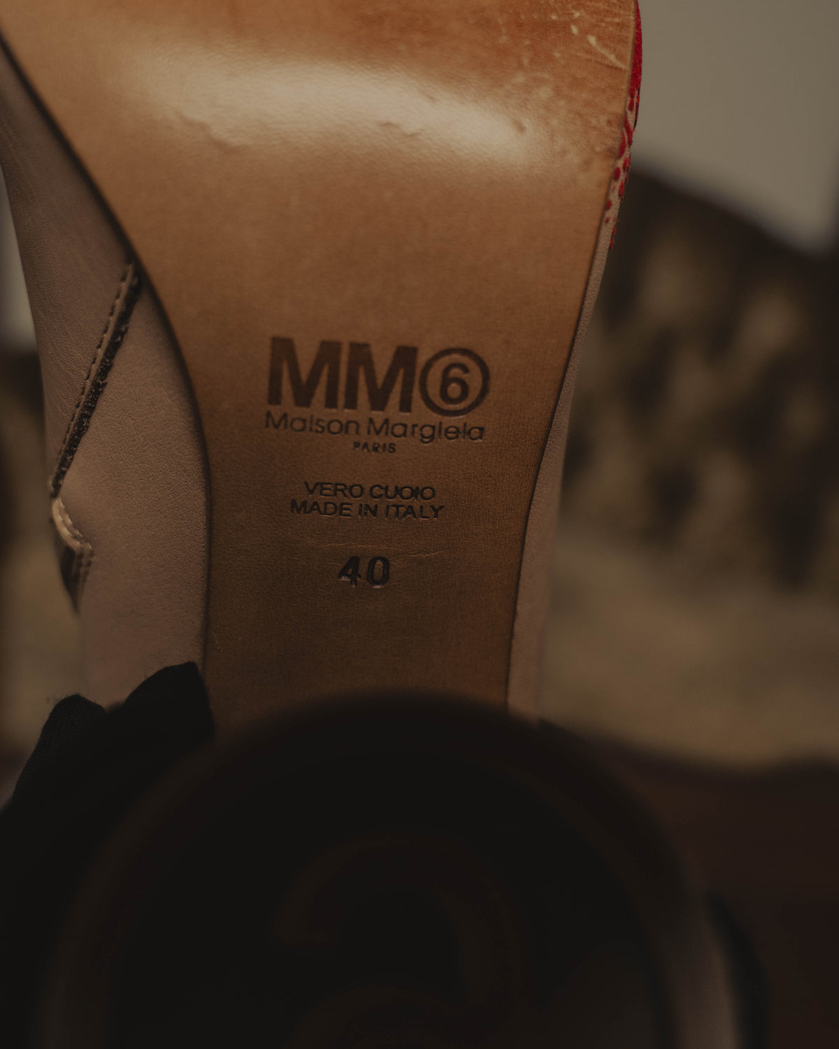 中底にMM6 Maison Margiela Paris、VERO CUOIO、MADE IN ITALY、サイズ40の表記が確認できる内側のカット。