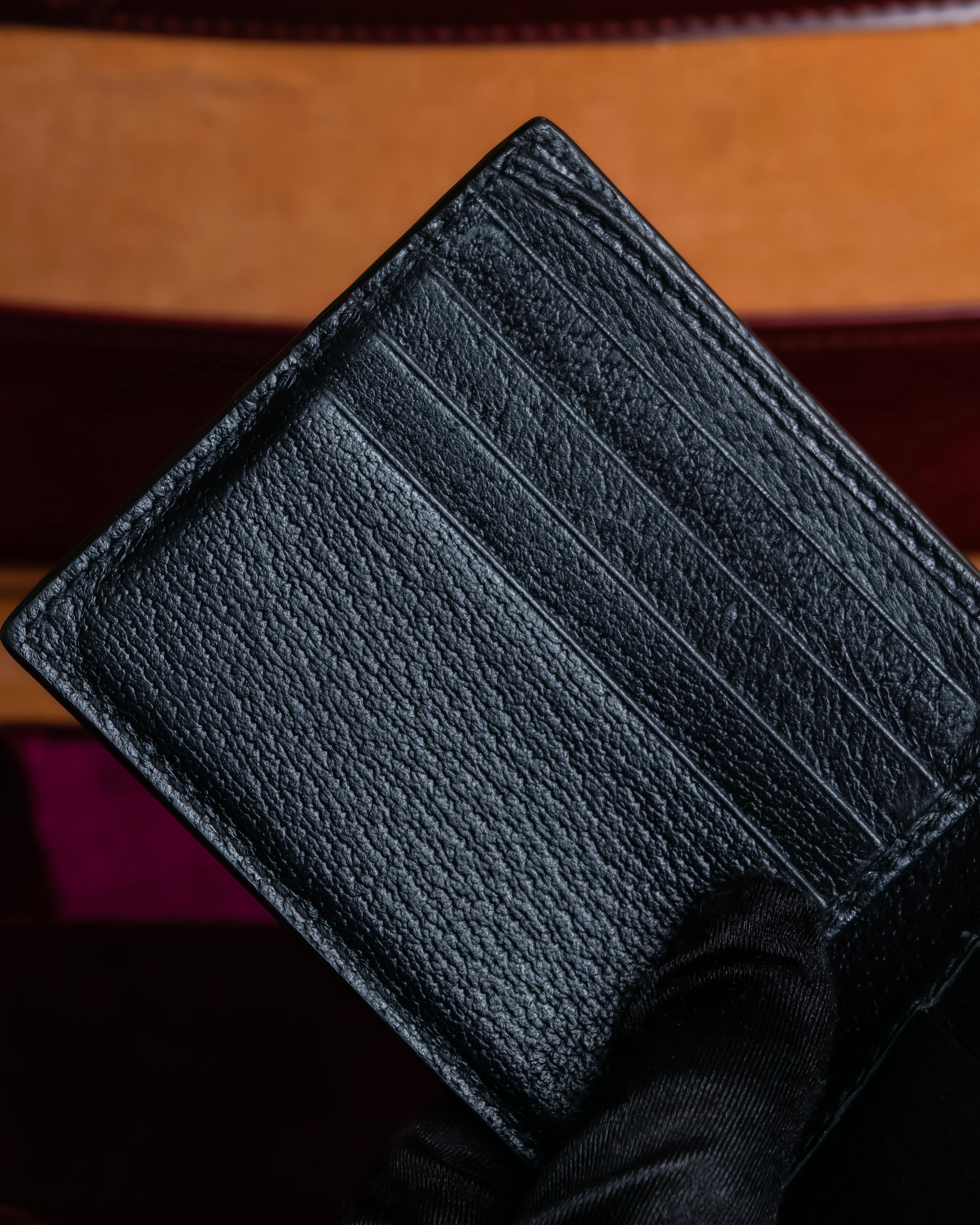 "GUCCI" Gold bee motif animalier bi-fold leather wallet