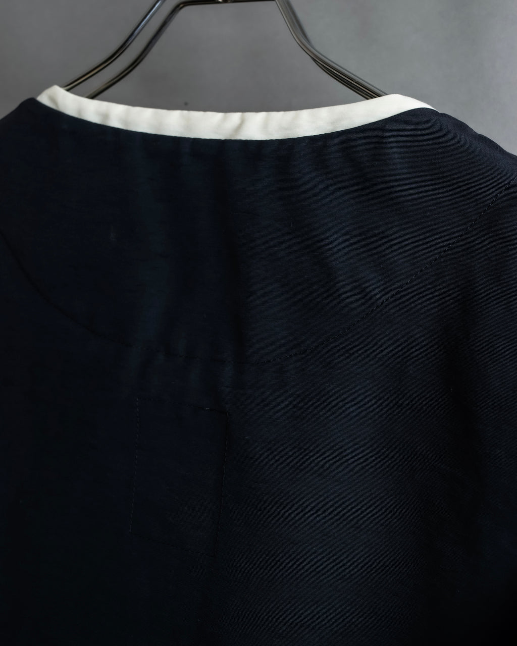 "LIMI feu" Cleric design inverted V-shaped hem short length jacket