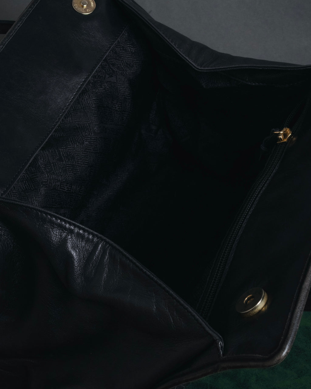 –SPECIAL– "BOTTEGA VENETA"
90’s-00’s intrecciato trapezoid handle bag