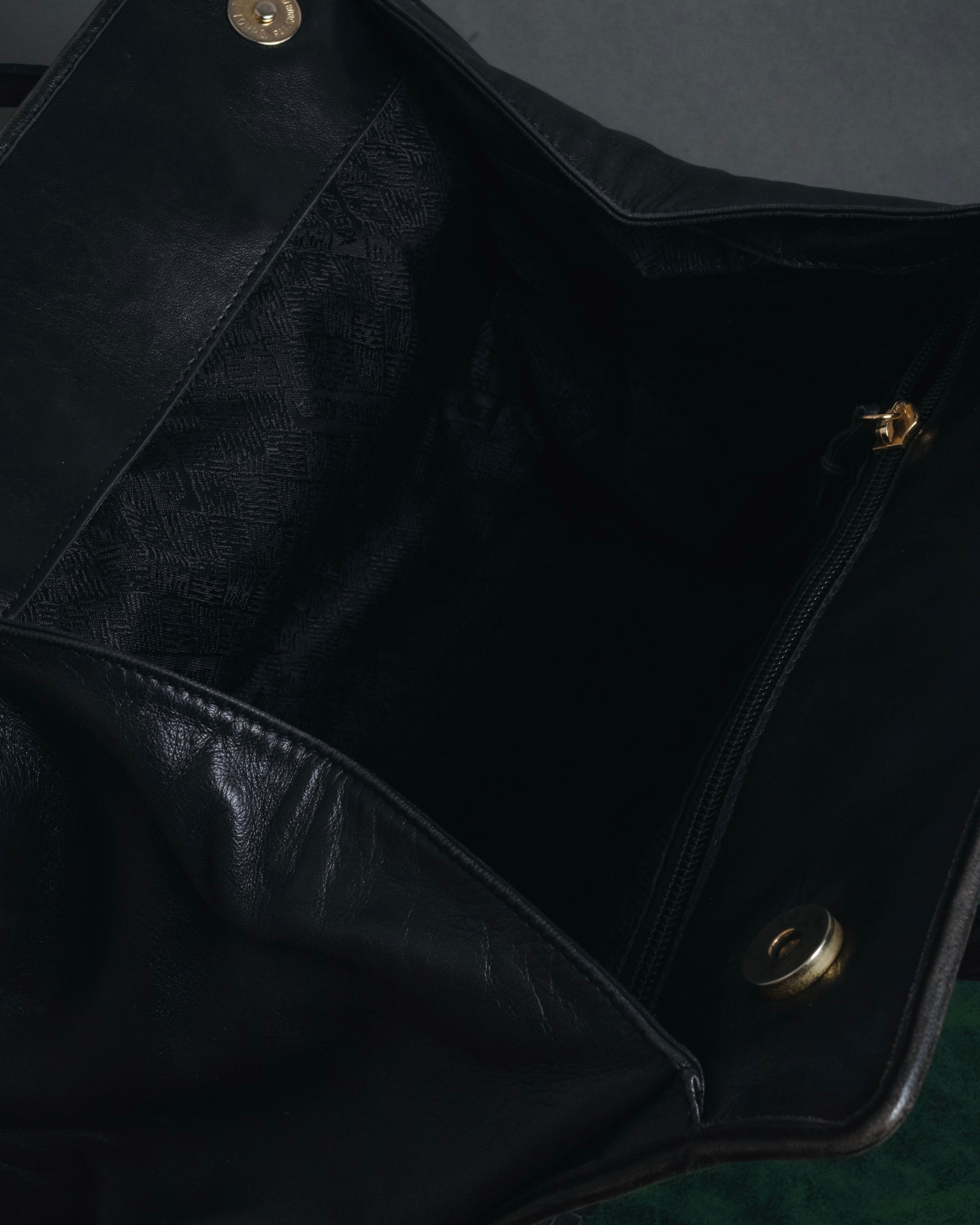 –SPECIAL– "BOTTEGA VENETA"
90’s-00’s intrecciato trapezoid handle bag