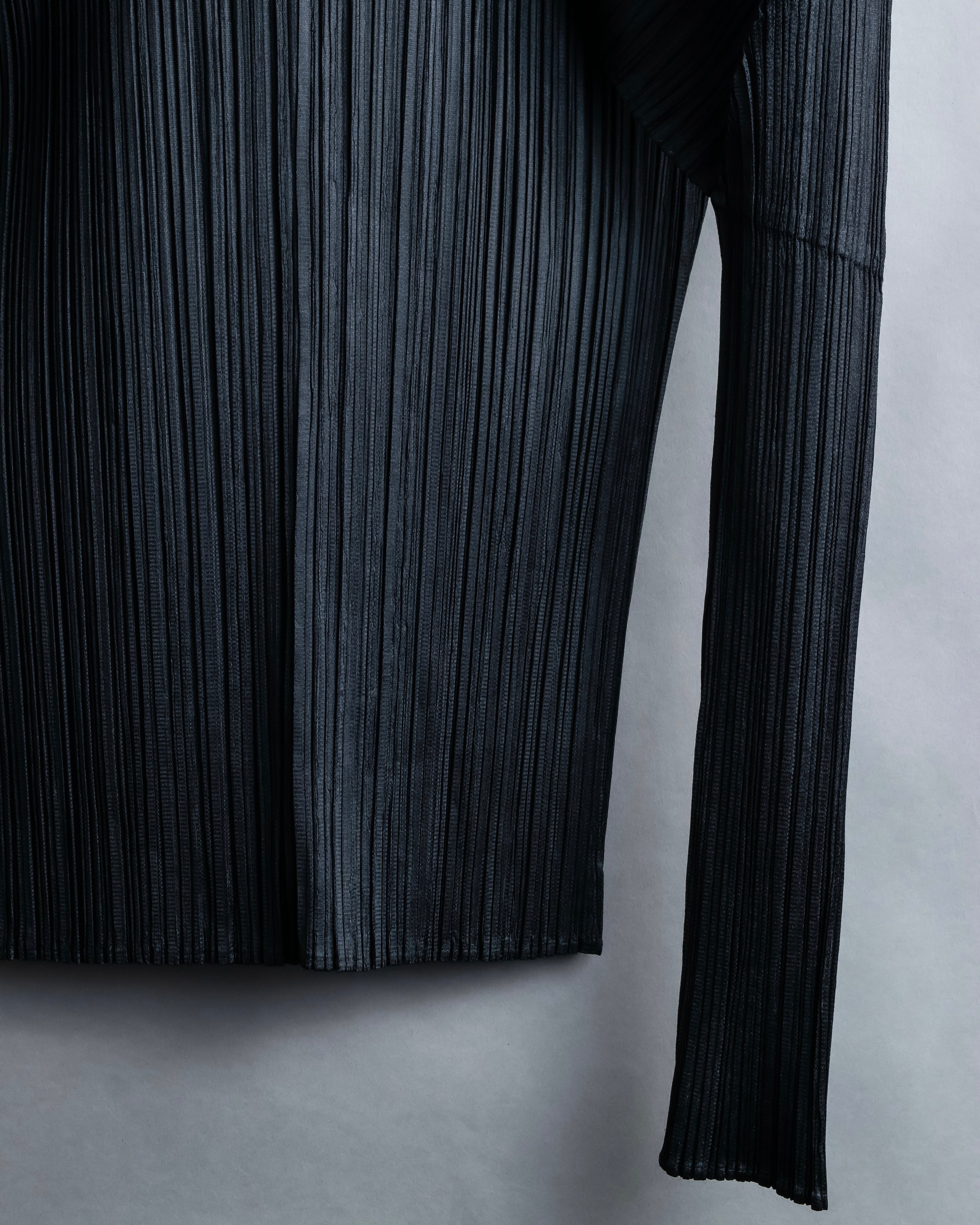 "PLEATS PLEASE ISSEY MIYAKE"
Features sleeve open collar blouse