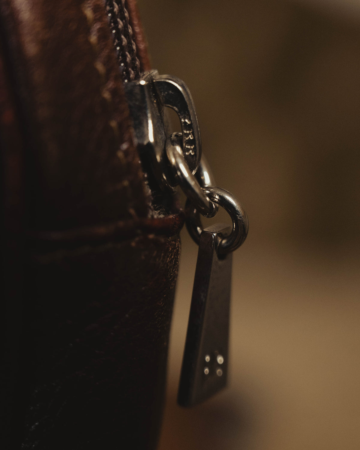 “BALENCIAGA” 80’s rounded dome leather shoulder bag