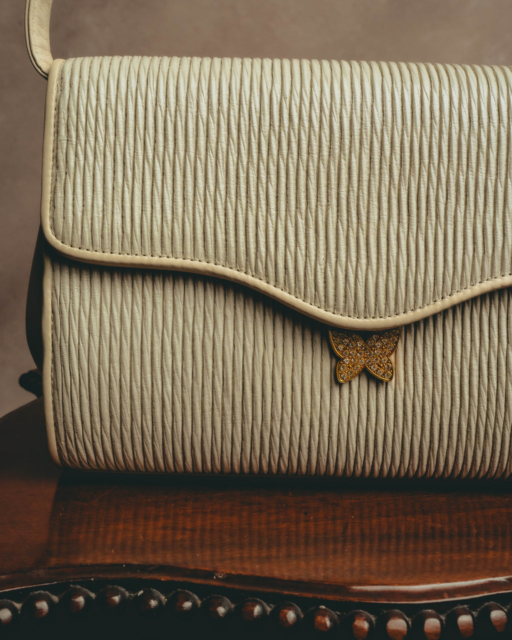 "HANAE MORI" 80's-90's Pleated butterfly clasp handbag