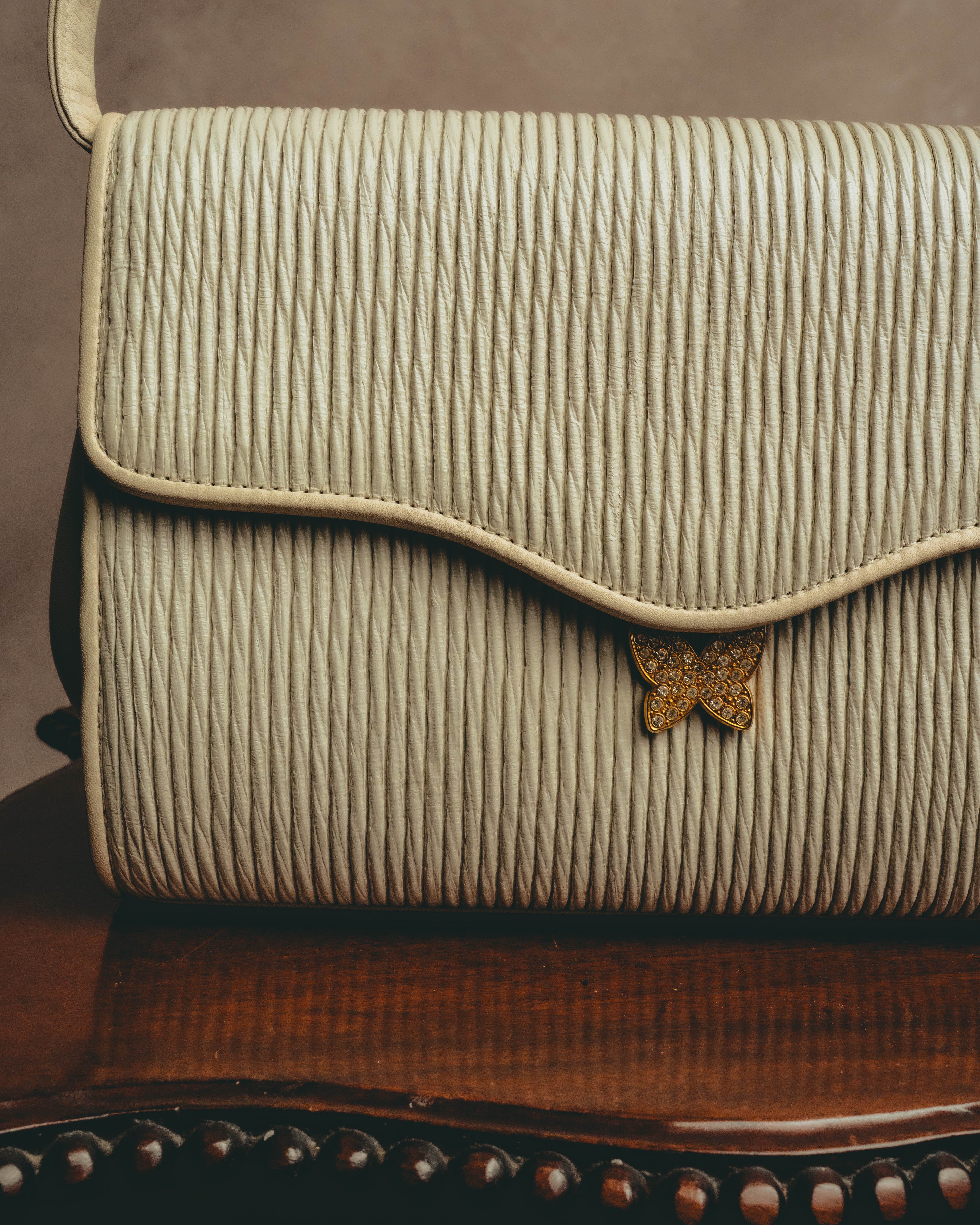 "HANAE MORI" 80's-90's Pleated butterfly clasp handbag