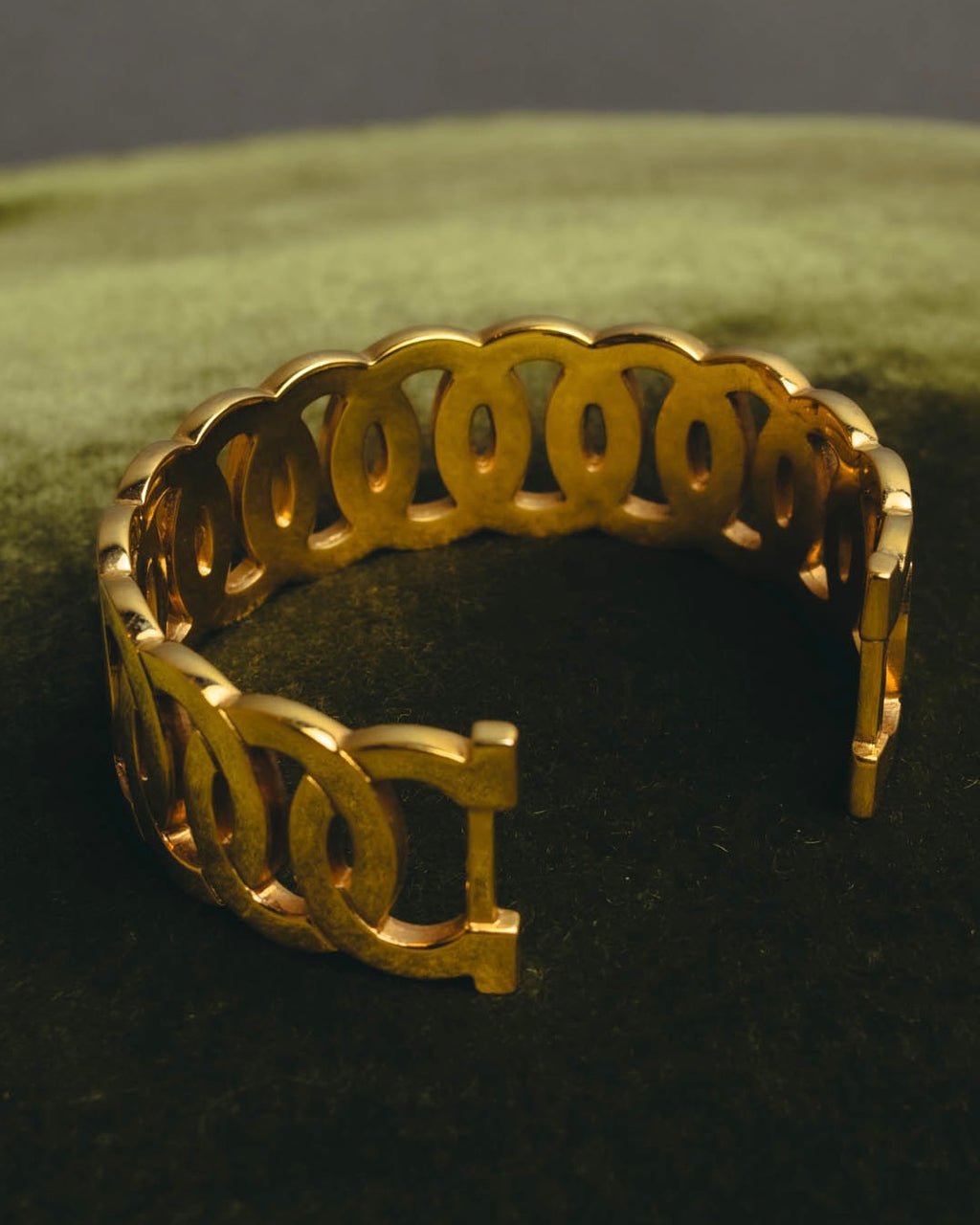 “Salvatore Ferragamo” 90’s-00’s Gancini motif gold bangle