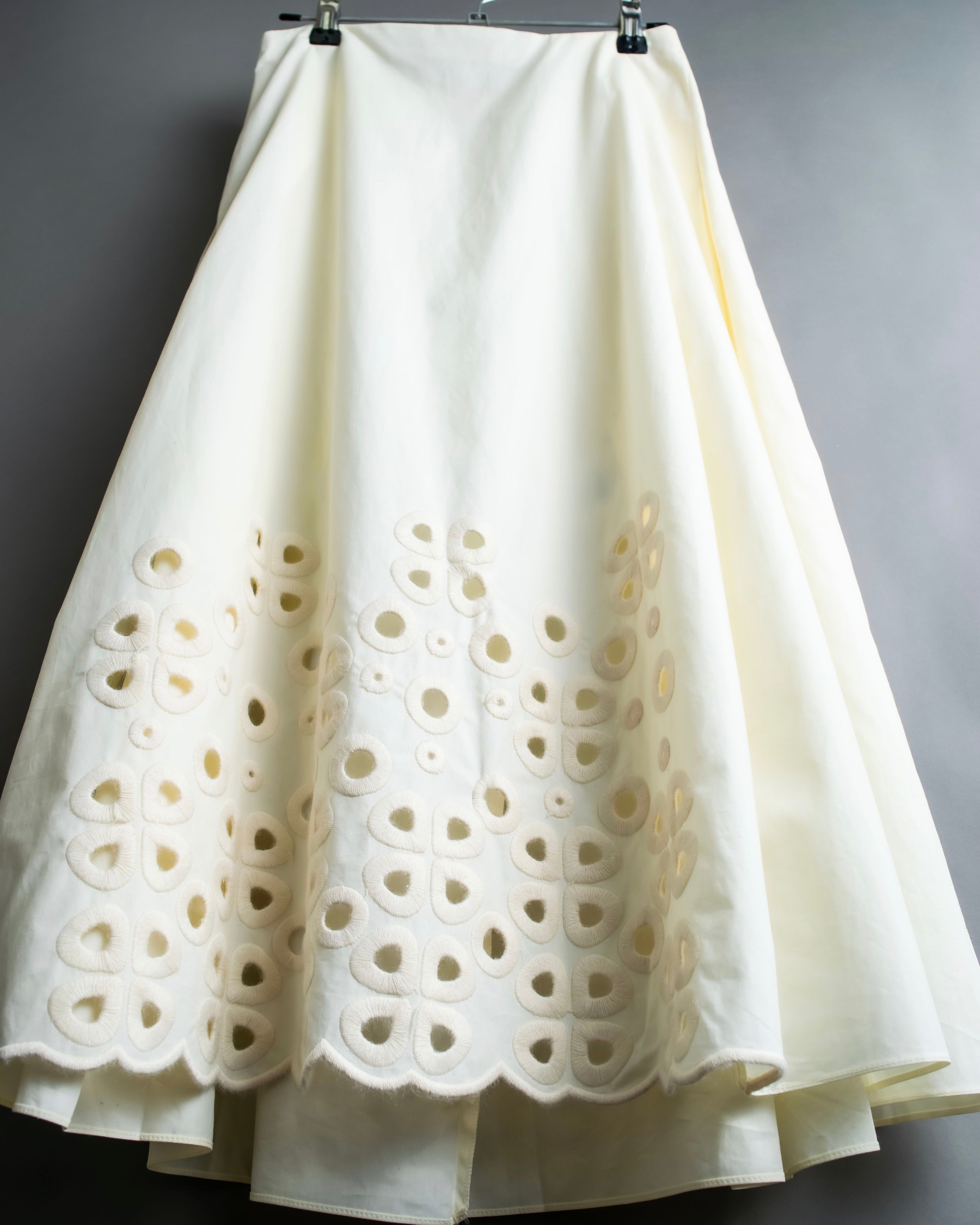 "FENDI" hole pattern and tack designed skirt