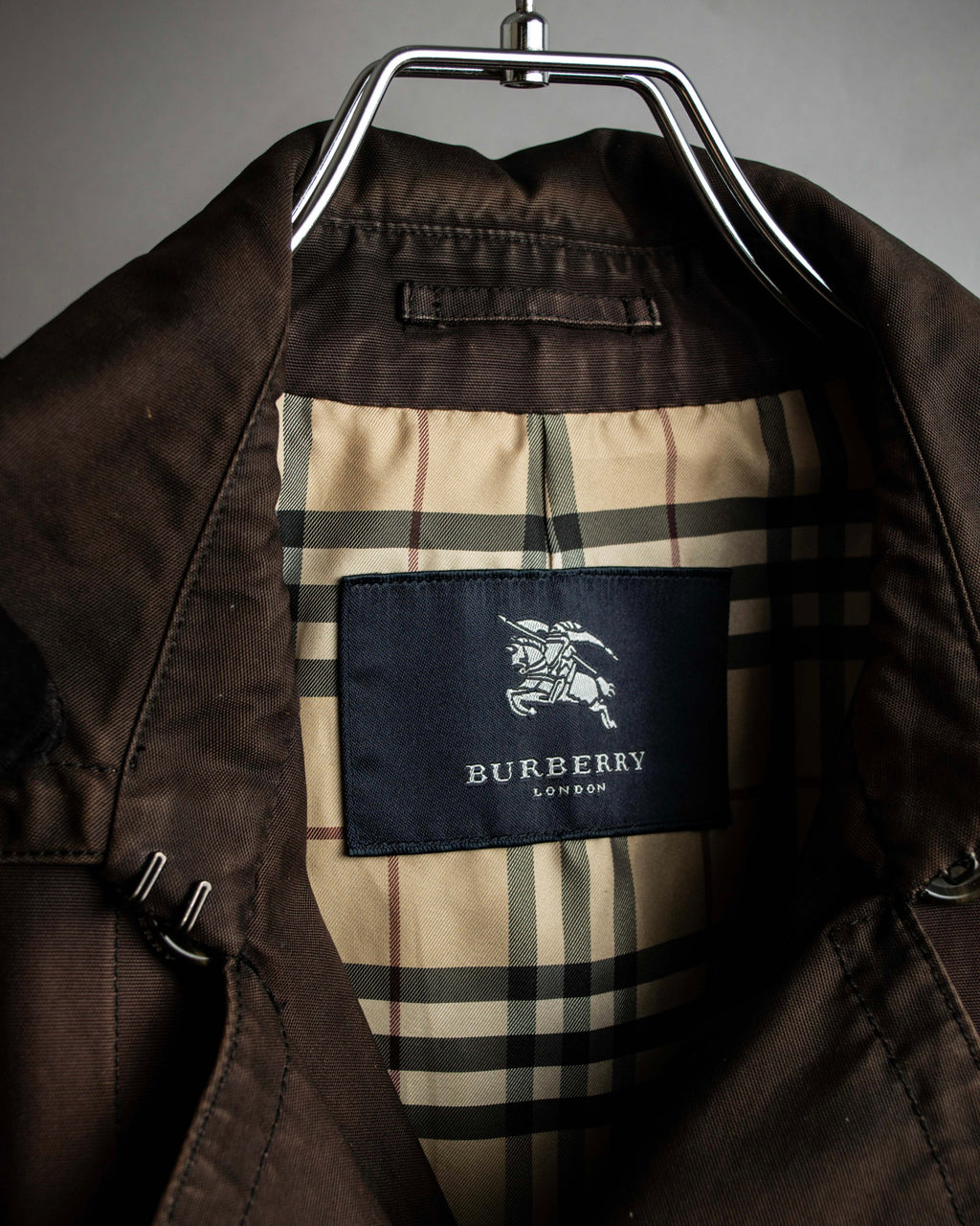 "BURBERRY" Subdued tone military detail mid-length trench coat