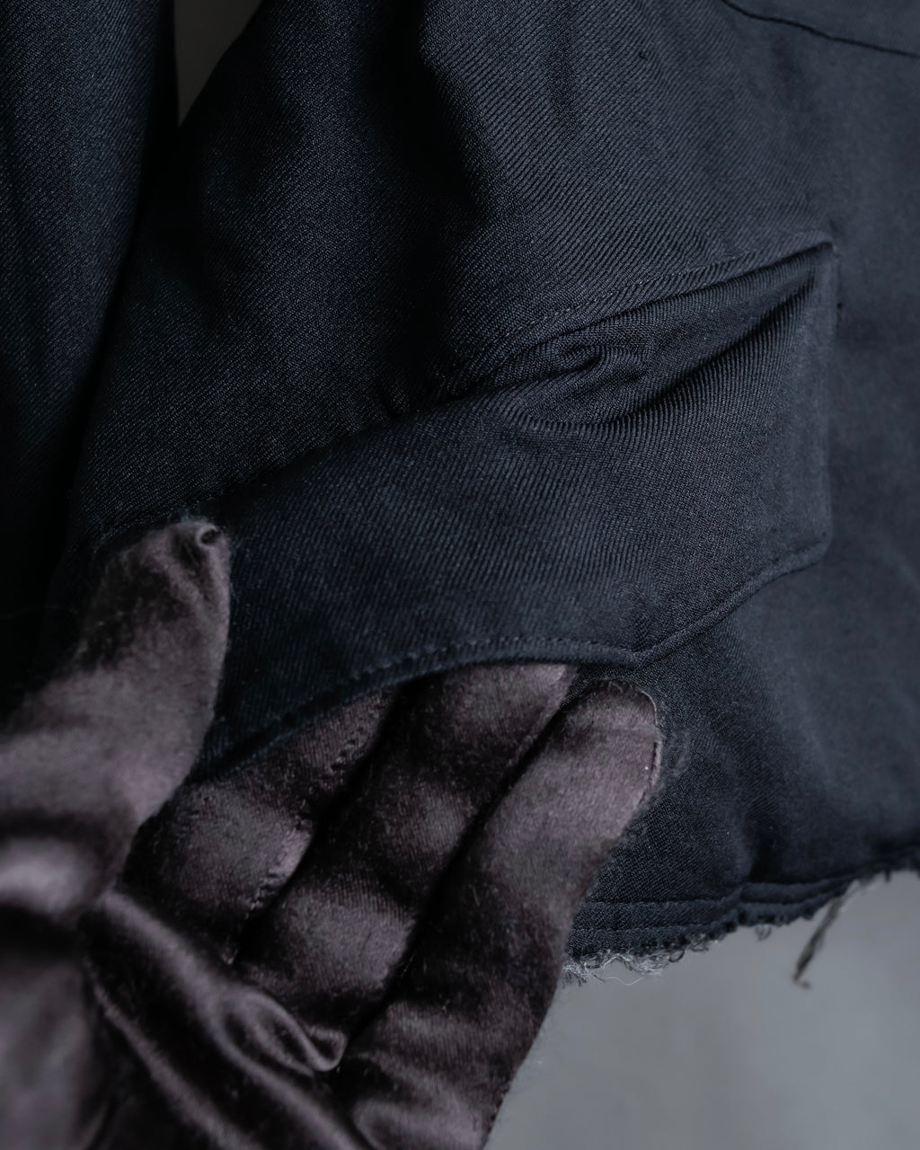 "COMME des GARCONS
COMME des GARCONS" 6 button detail raw edge jacket