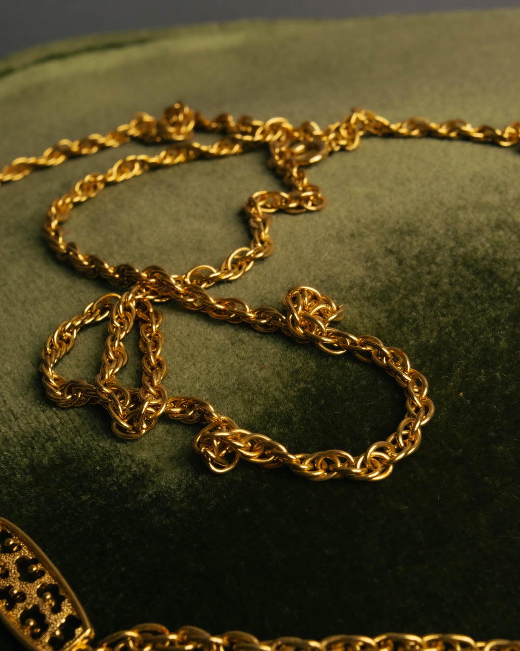 "TRIFARI" 50's-60's Ornate gold tone pendant necklace