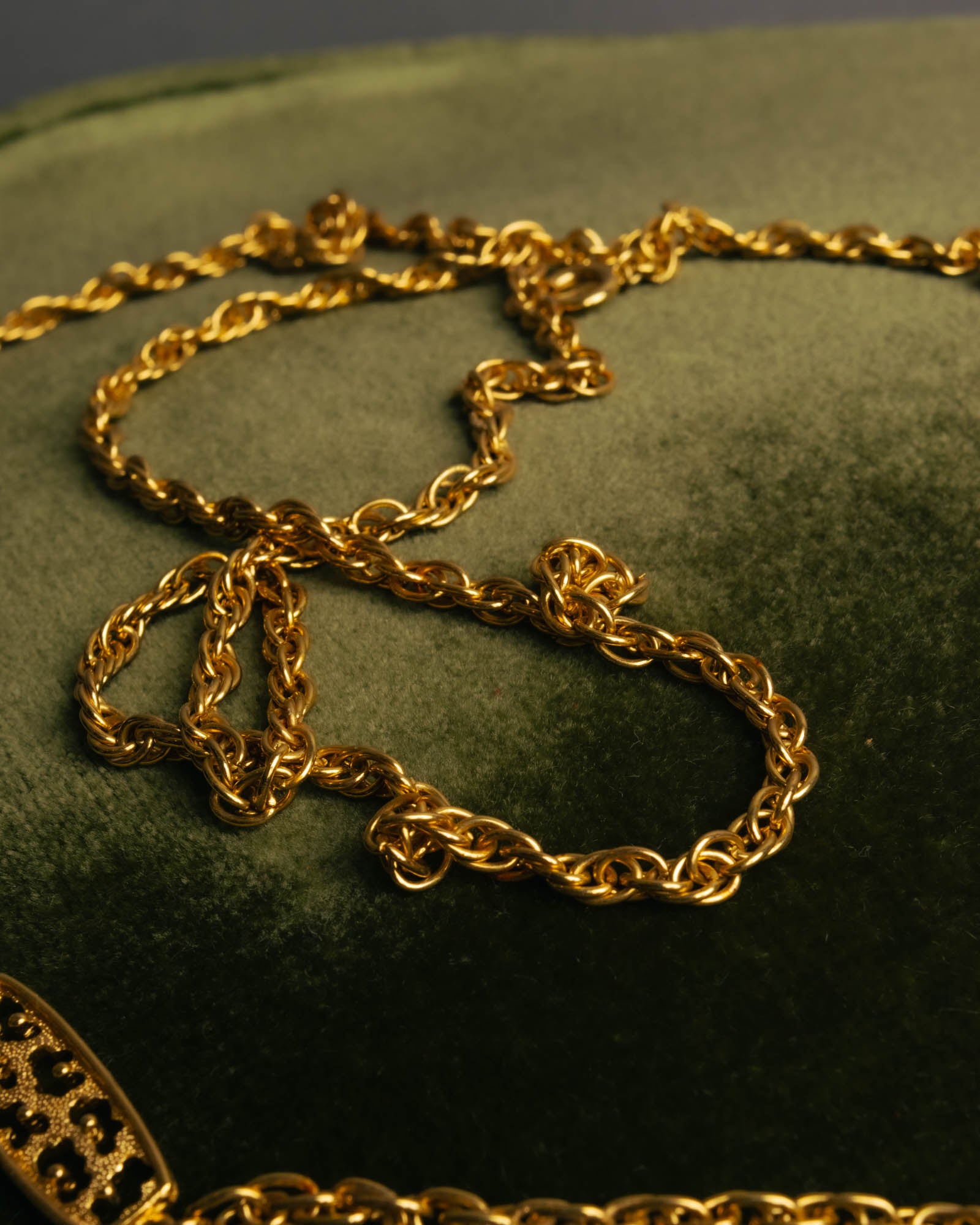 "TRIFARI" 50's-60's Ornate gold tone pendant necklace