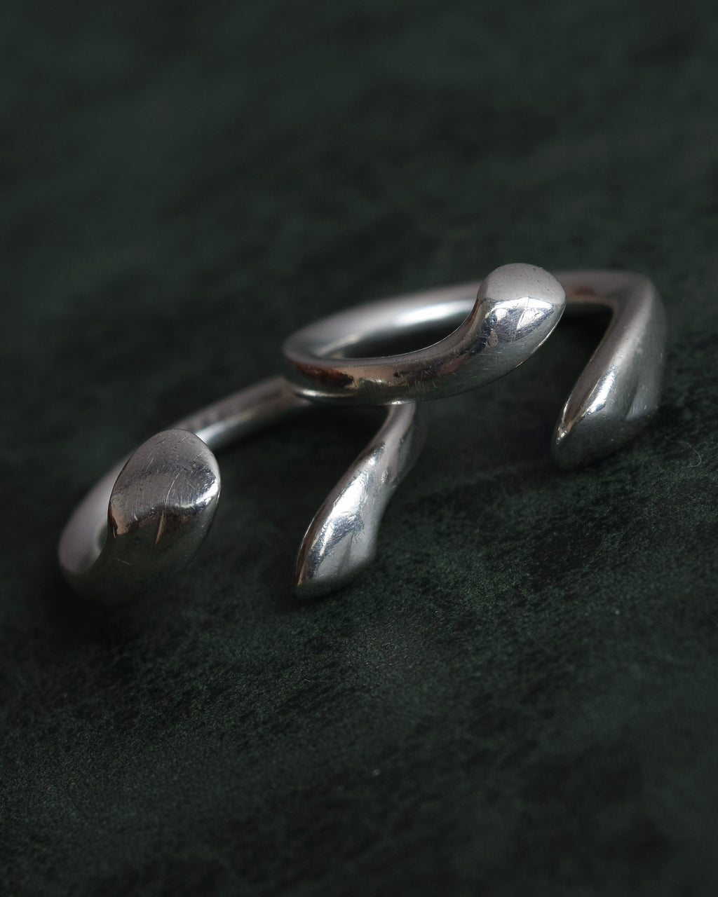 "CHANEL" Curved frame double combination silver earrings