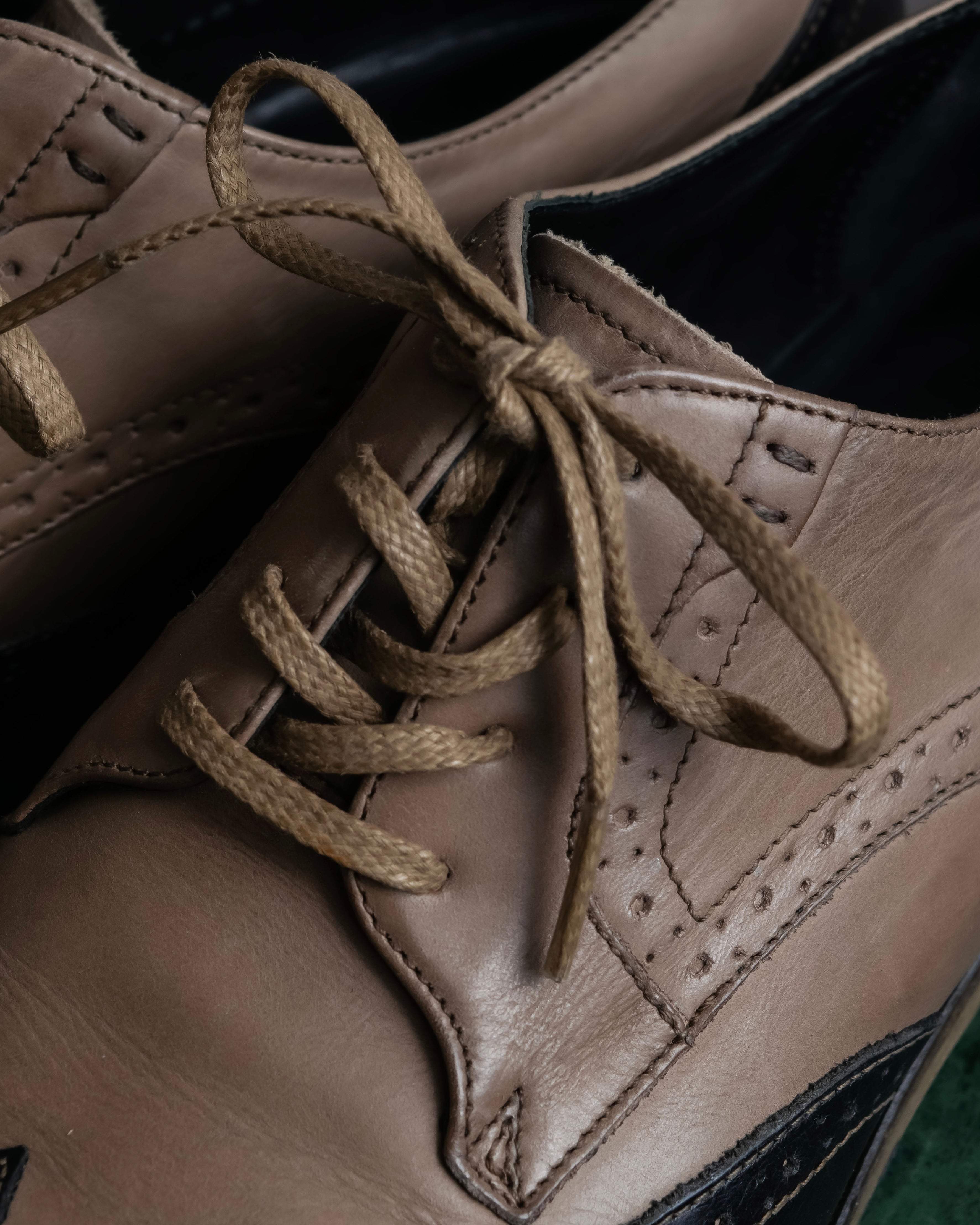 "KATHARINE HAMNETT" Wingtip design bicolor leather shoes