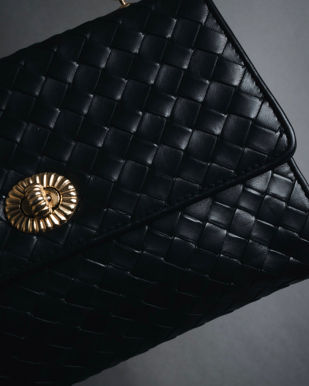 –SPECIAL– "BOTTEGA VENETA"
Late 80s–Early 90s Intrecciato trapezoid leather bag