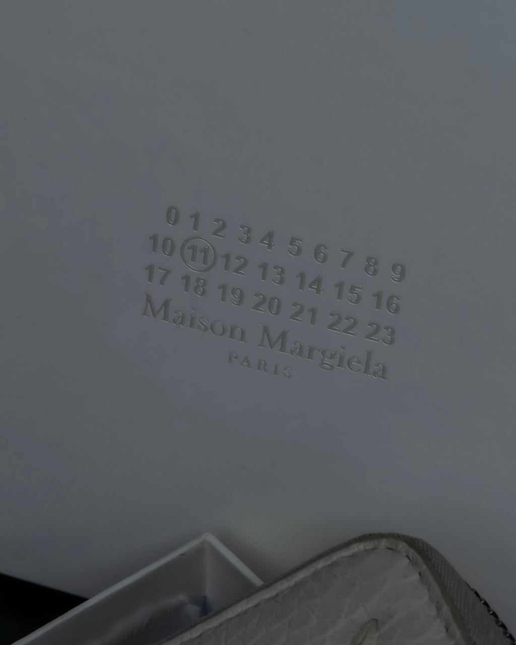 "MAISON MARGIELA" White grain leather round zipper wallet