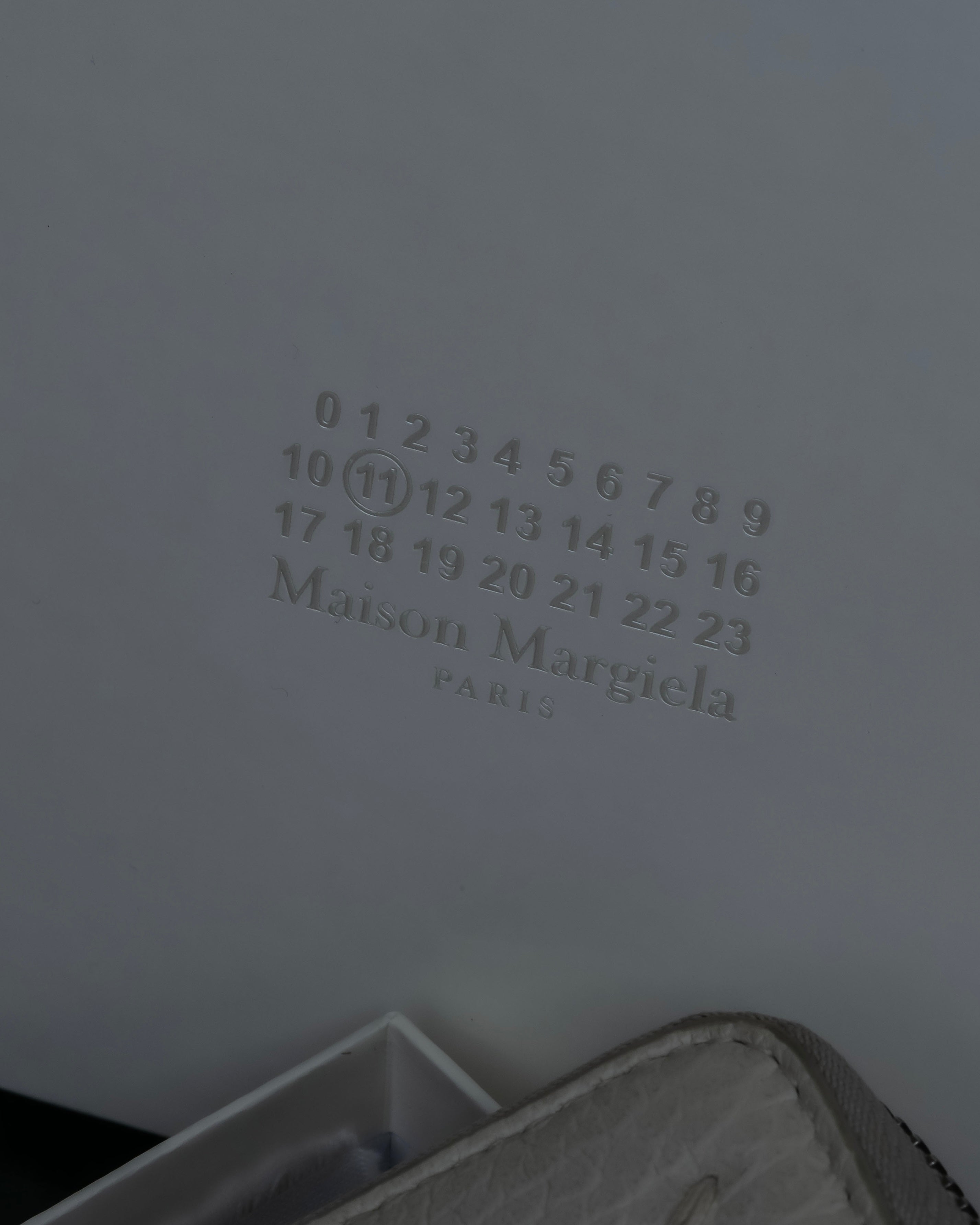 "MAISON MARGIELA" White grain leather round zipper wallet