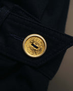 ダークネイビーの袖口ストラップに配された、CÉLINE SPORT刻印入りゴールドカラーのボタン。周囲のステッチとともに確認できるディテールカット。