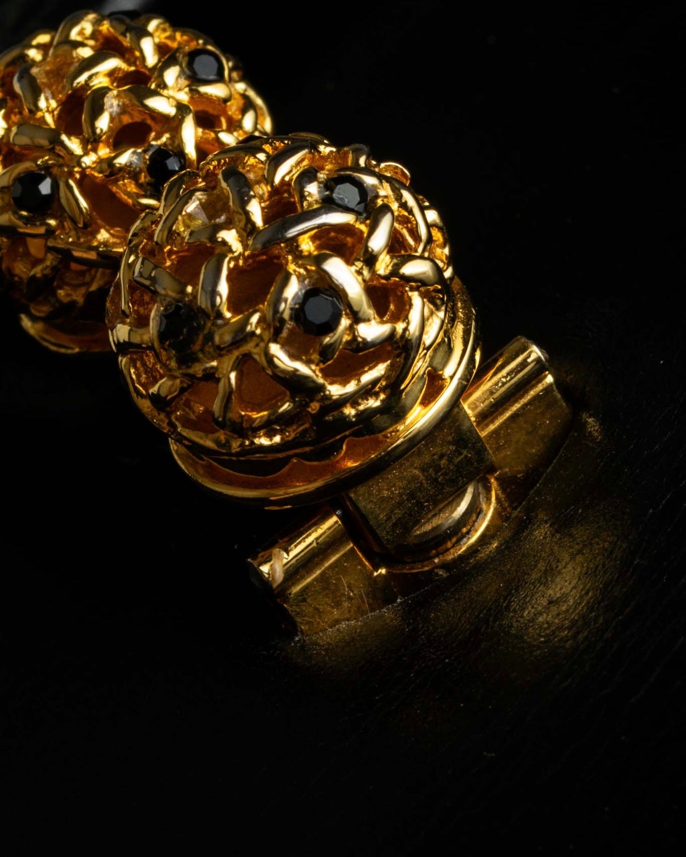 "GUCCI" Filigree vintage design chain shoulder leather bag