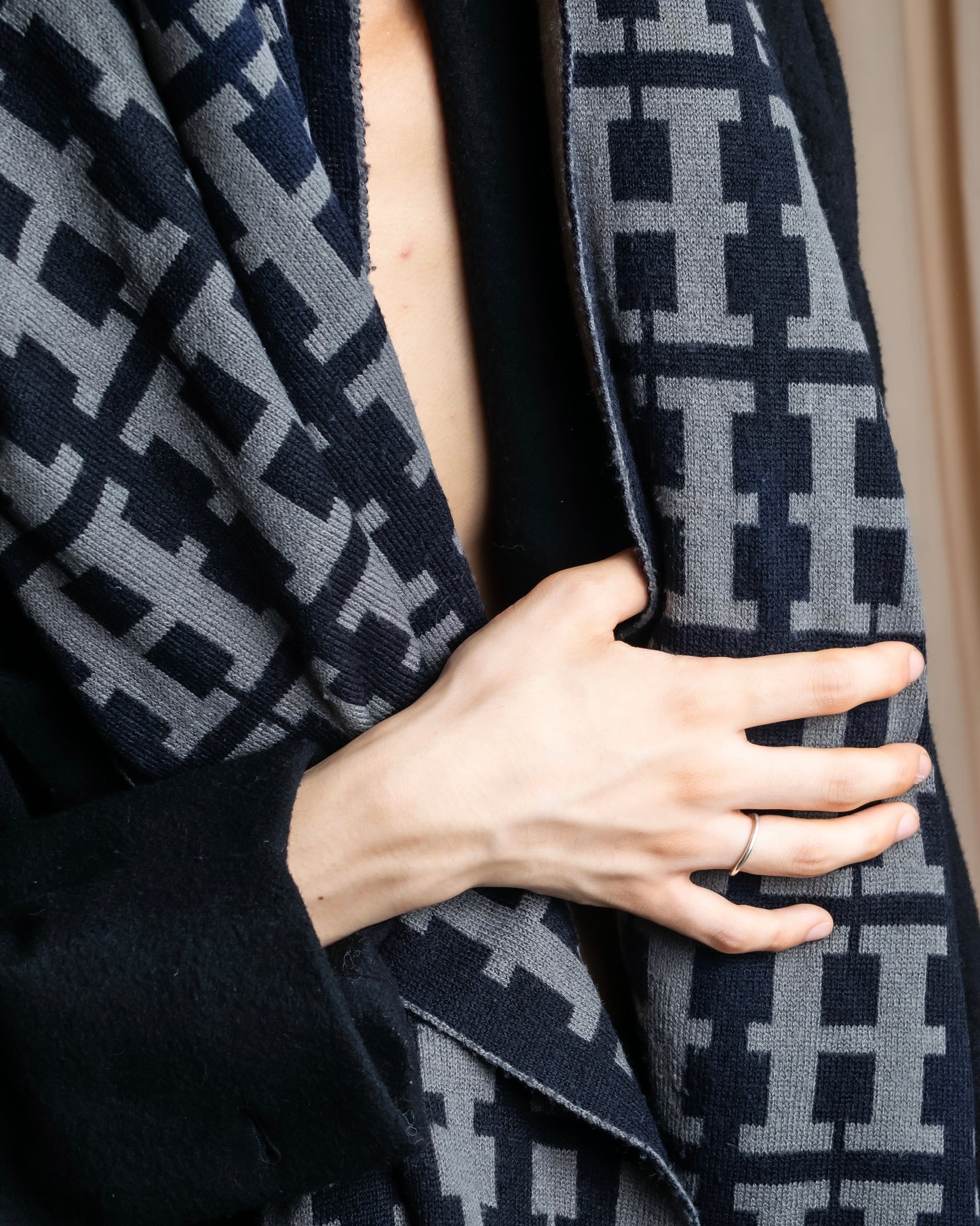 "HERMES" H pattern monotone color long stole