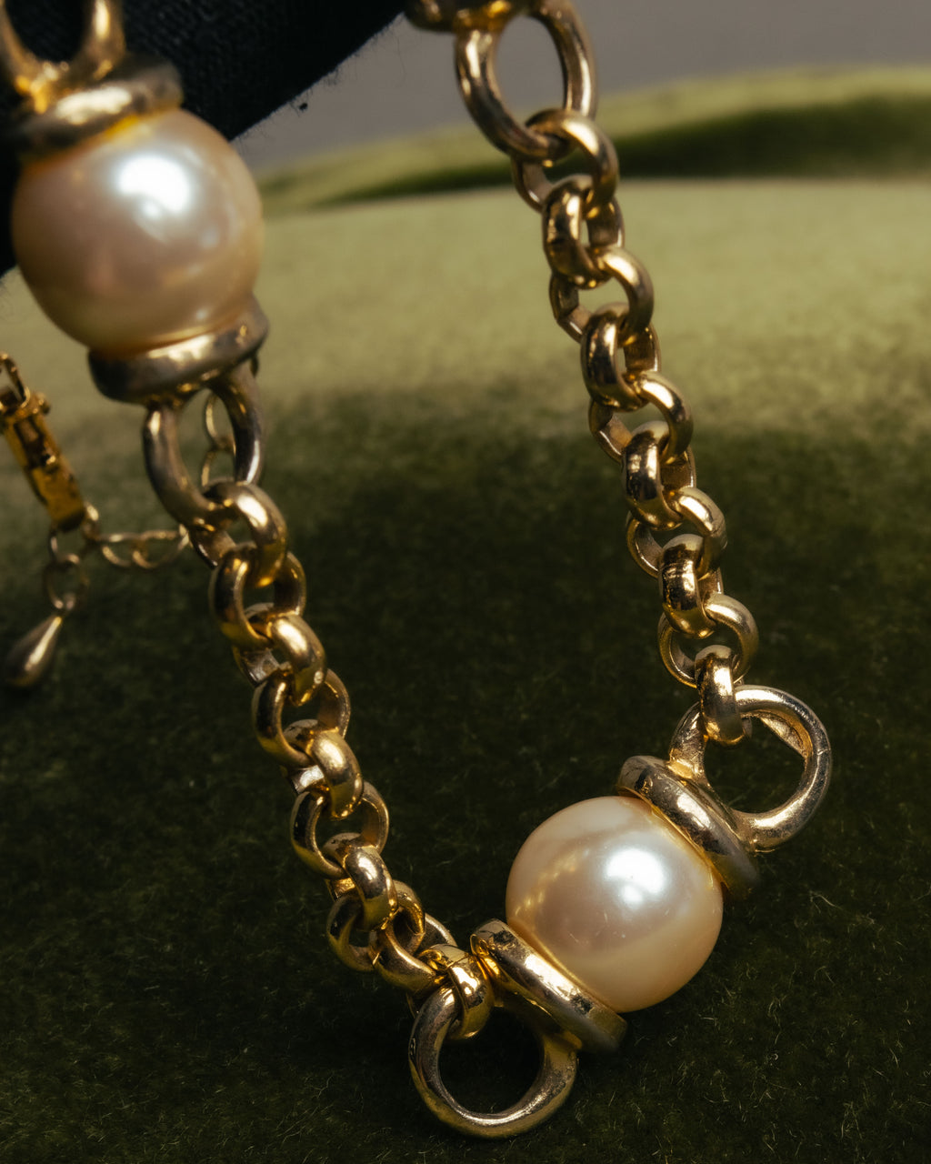 "YVES SAINT LAURENT" 80's-90's Gold-tone rolo chain necklace with faux pearl accents
