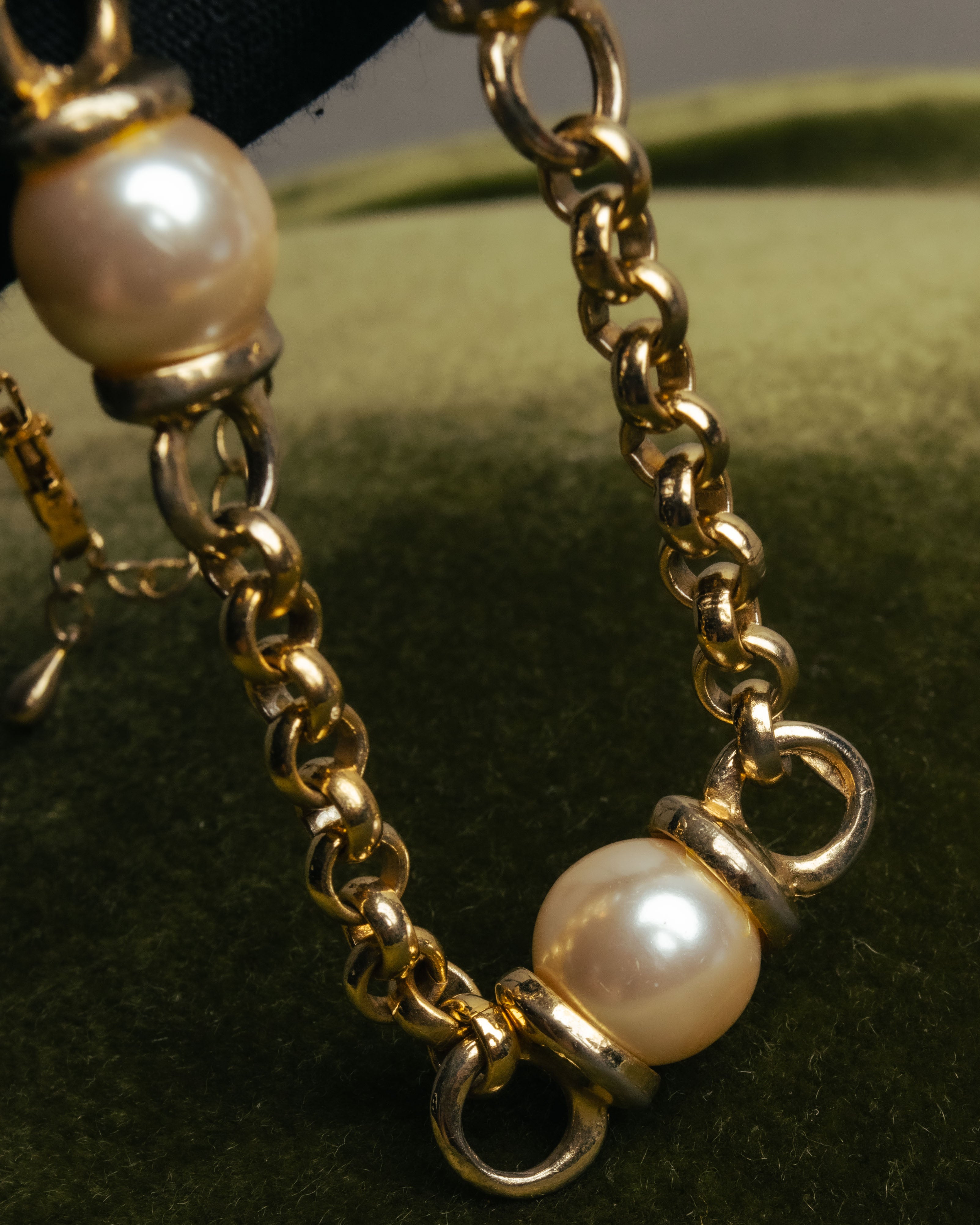 "YVES SAINT LAURENT" 80's-90's Gold-tone rolo chain necklace with faux pearl accents