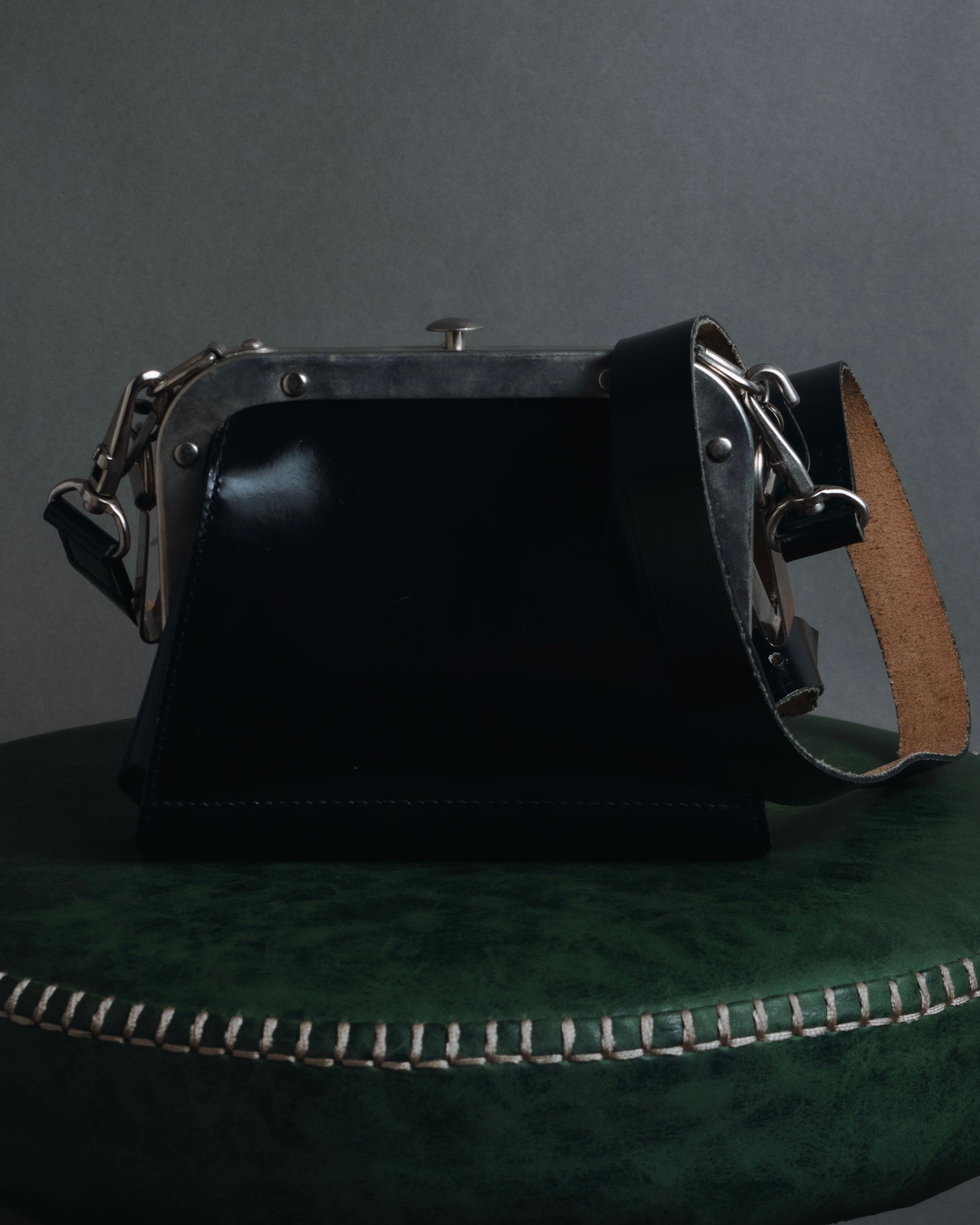 "tricot COMME des GARÇONS" Structured kiss-lock leather shoulder bag