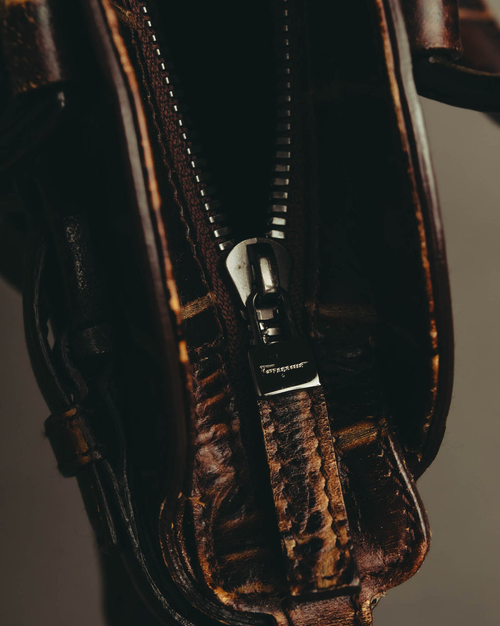 "Salvatore Ferragamo" 00's-10's Glossy crocodile embossed leather handbag