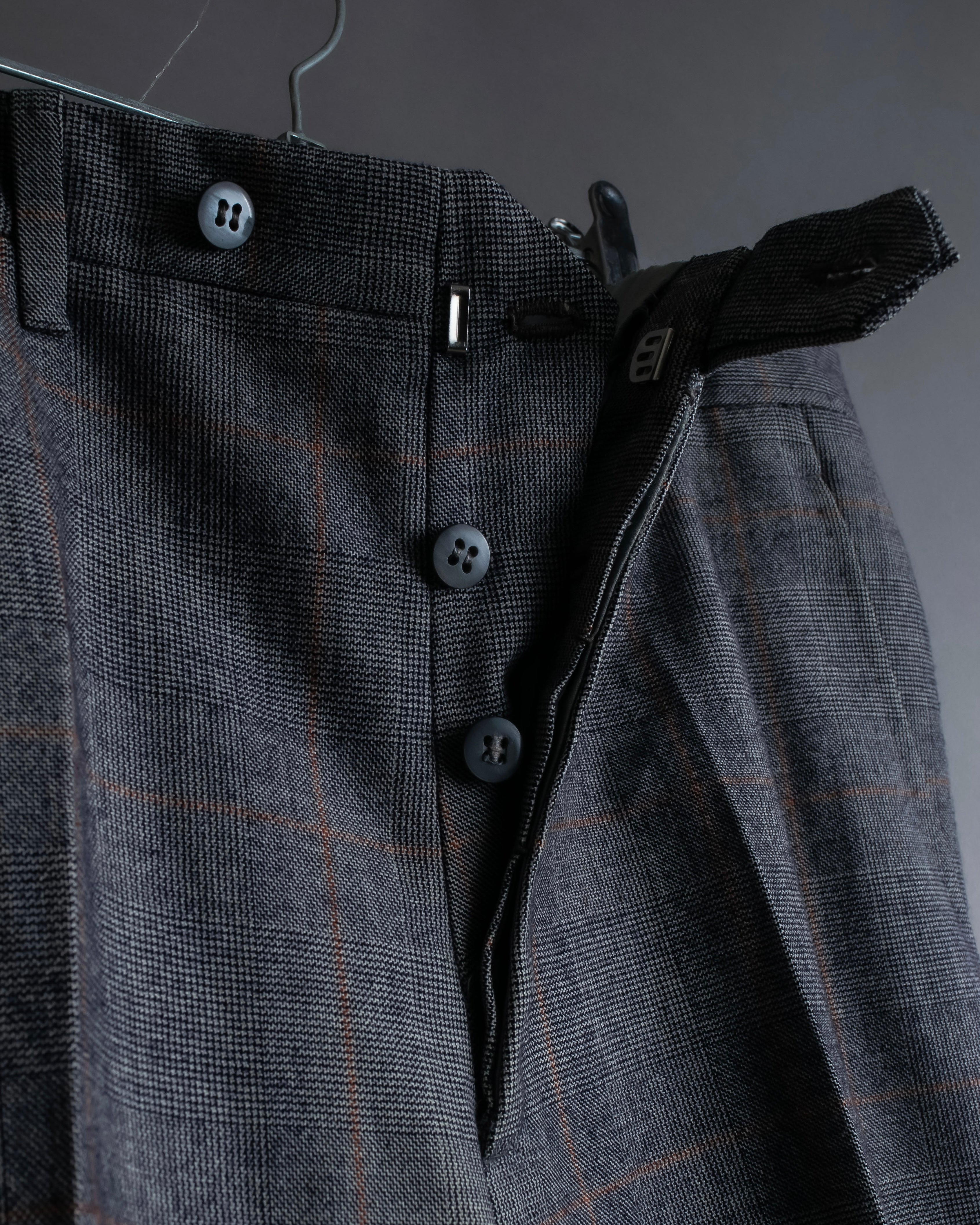 Pantalones vintage con detalle de botones, ventana de estampado a cuadros