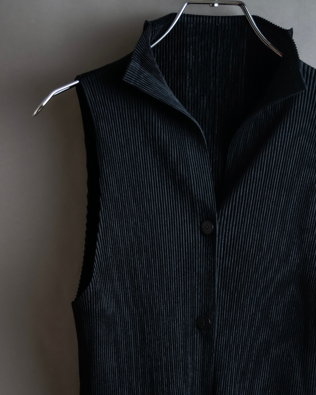 "PLEATS PLEASE ISSEY MIYAKE"
Narrow pleated sleeveless dress