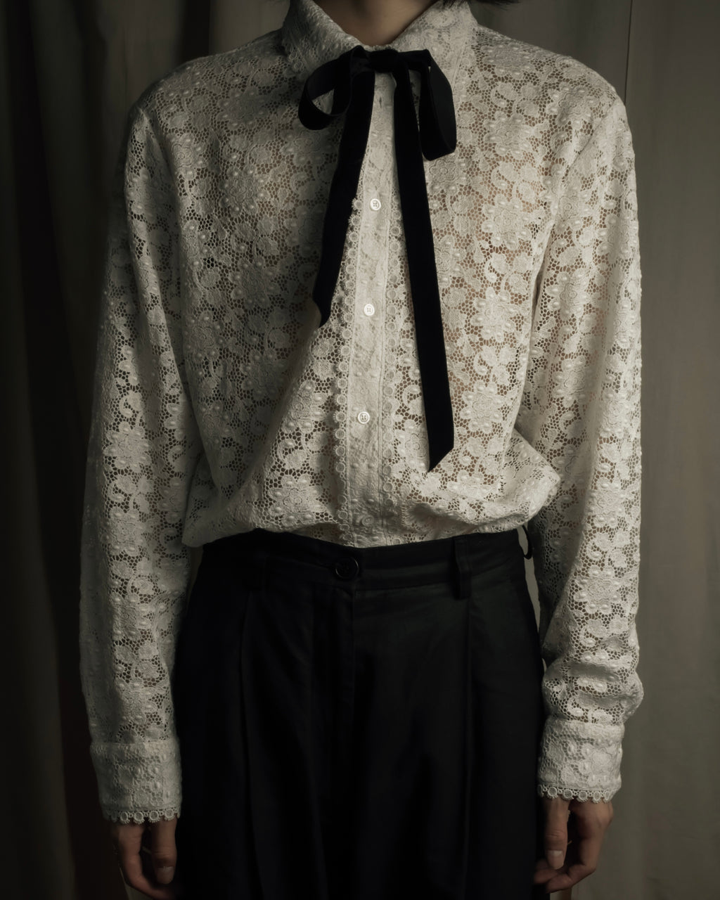 "GUCCI" Michele period floral lace design bow tie shirt