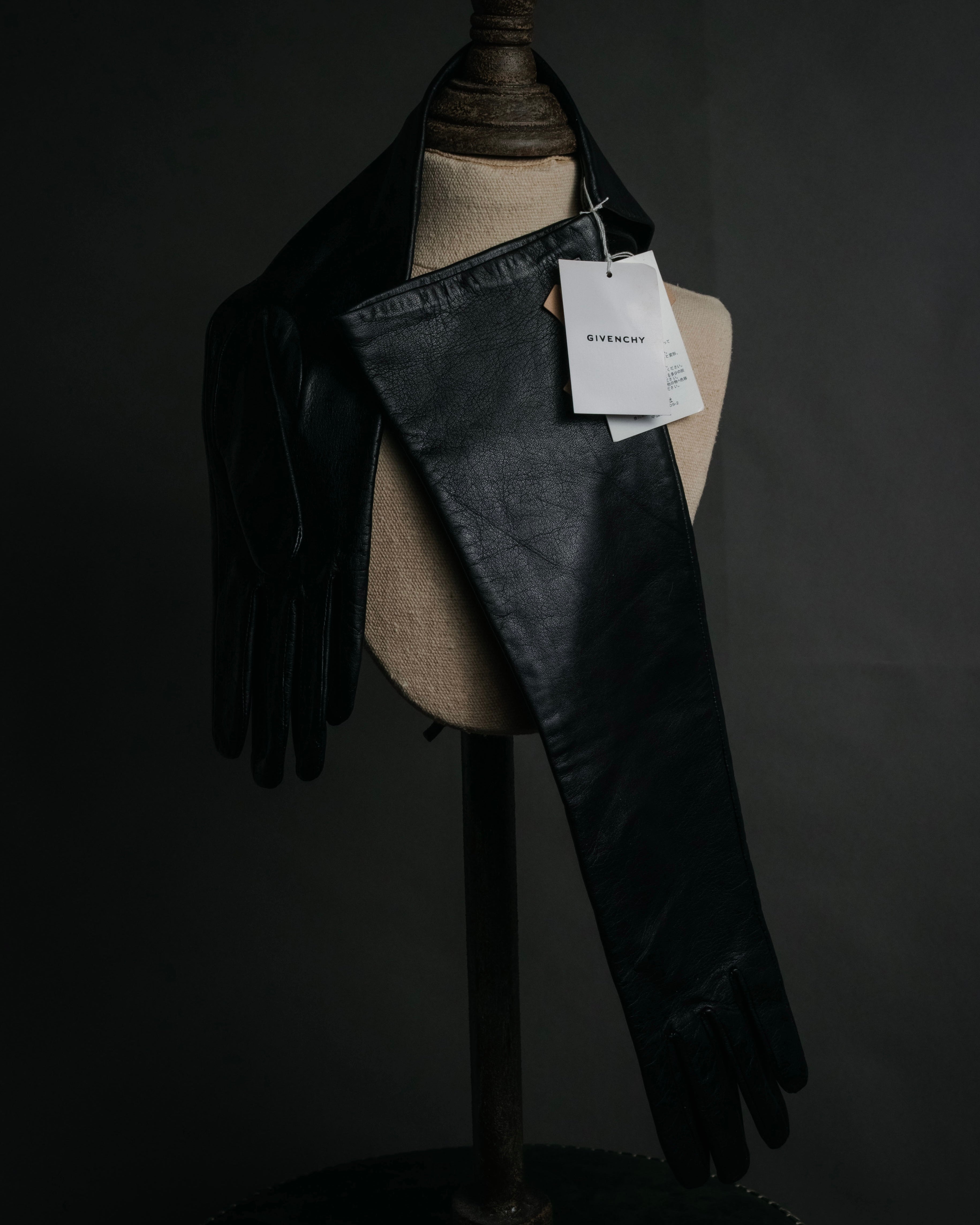 “GIVENCHY” 2010’s 4G embossed long leather gloves