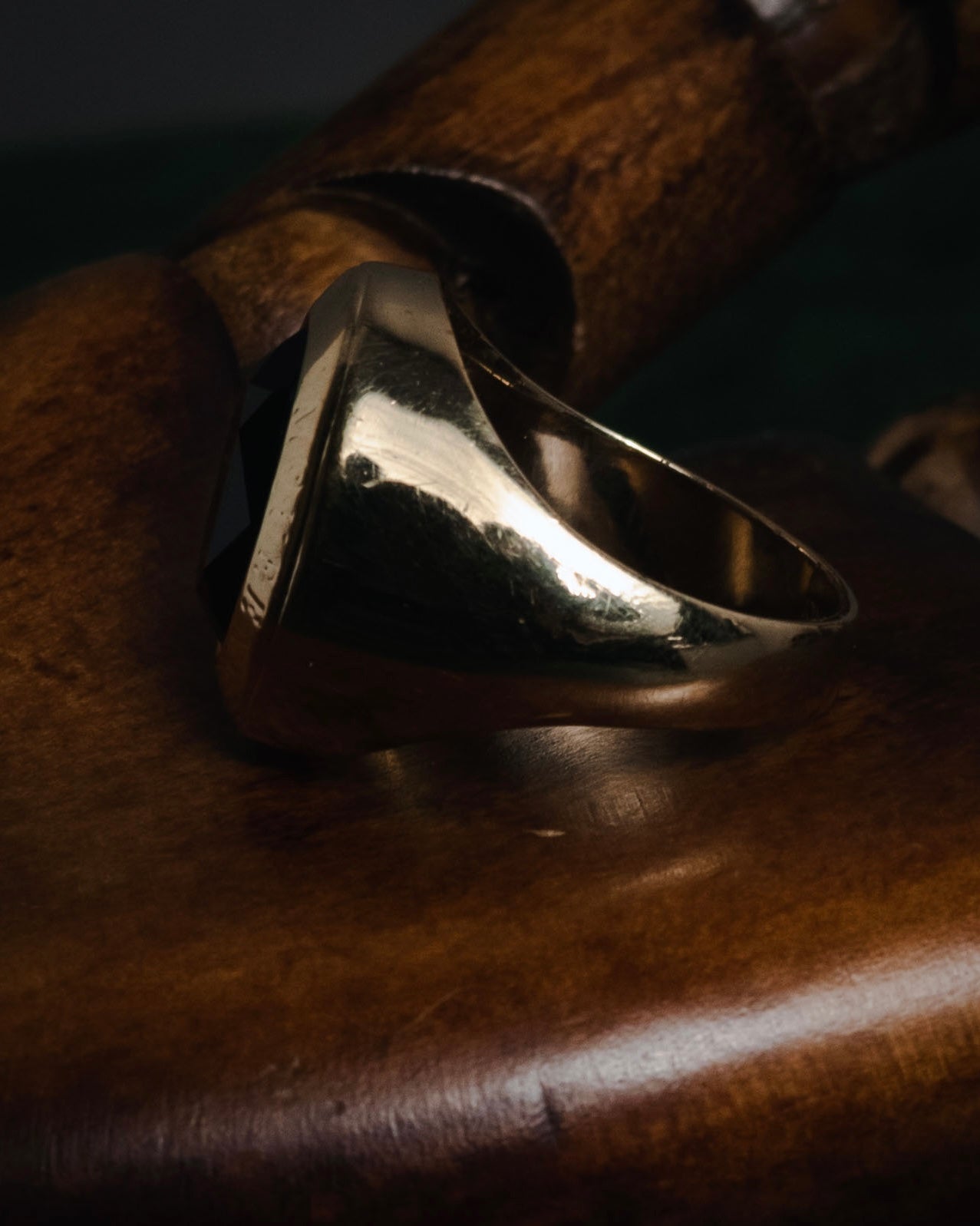 "Alexander McQueen" 10’s black stone signet ring