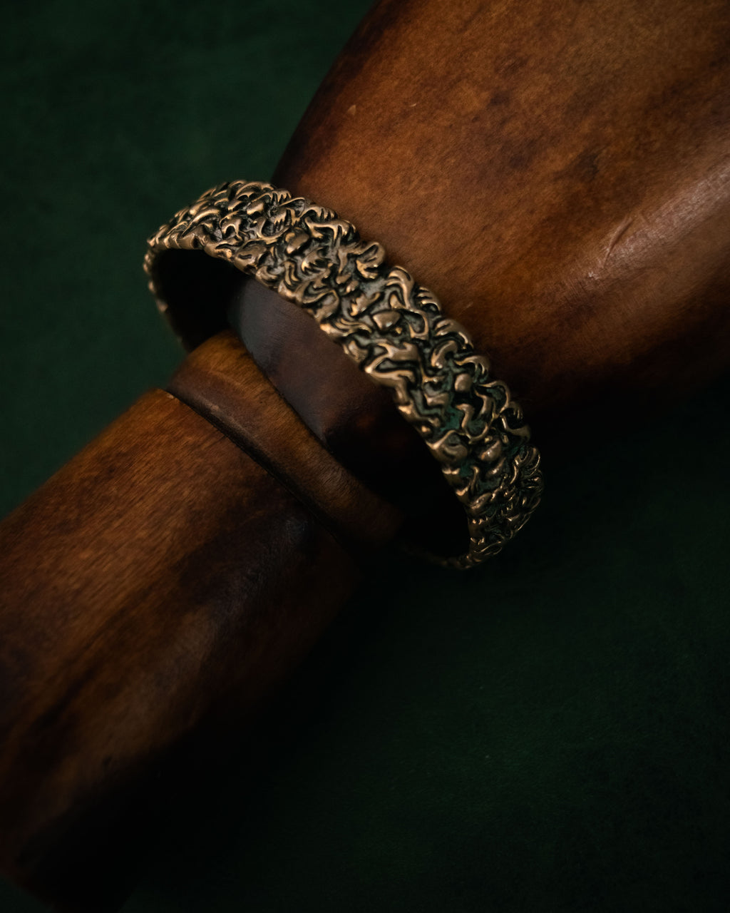 “GUCCI” 2010’s organic relief cuff bracelet