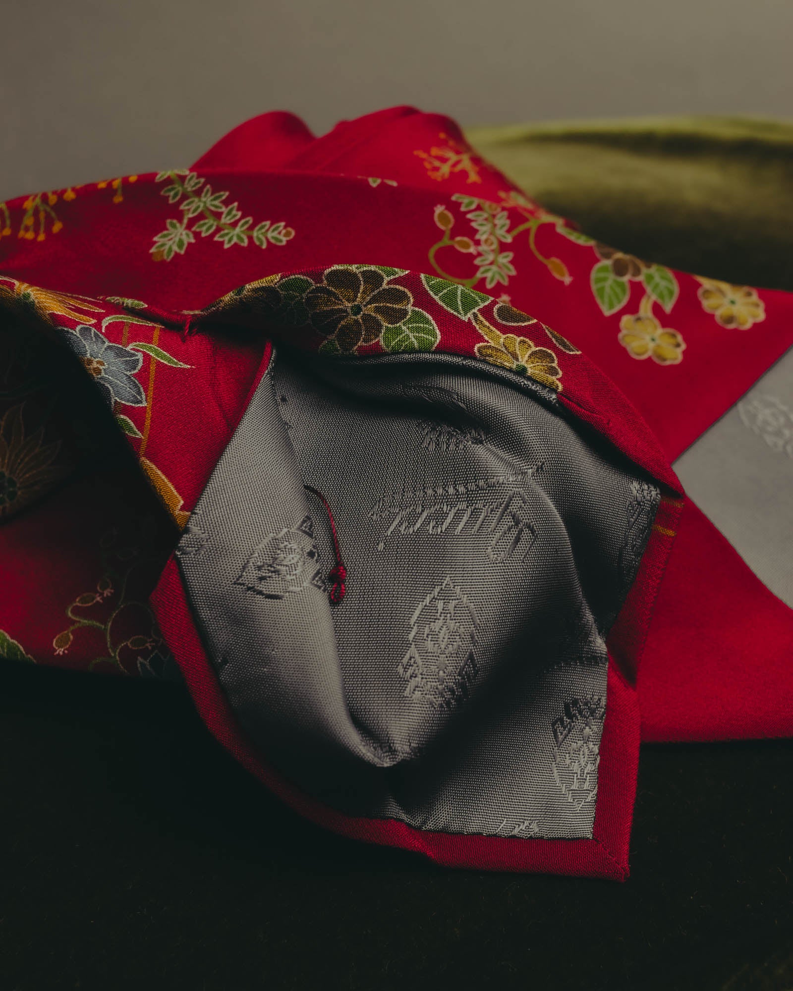"GUCCI" 70's-80's Floral silk scarf tie