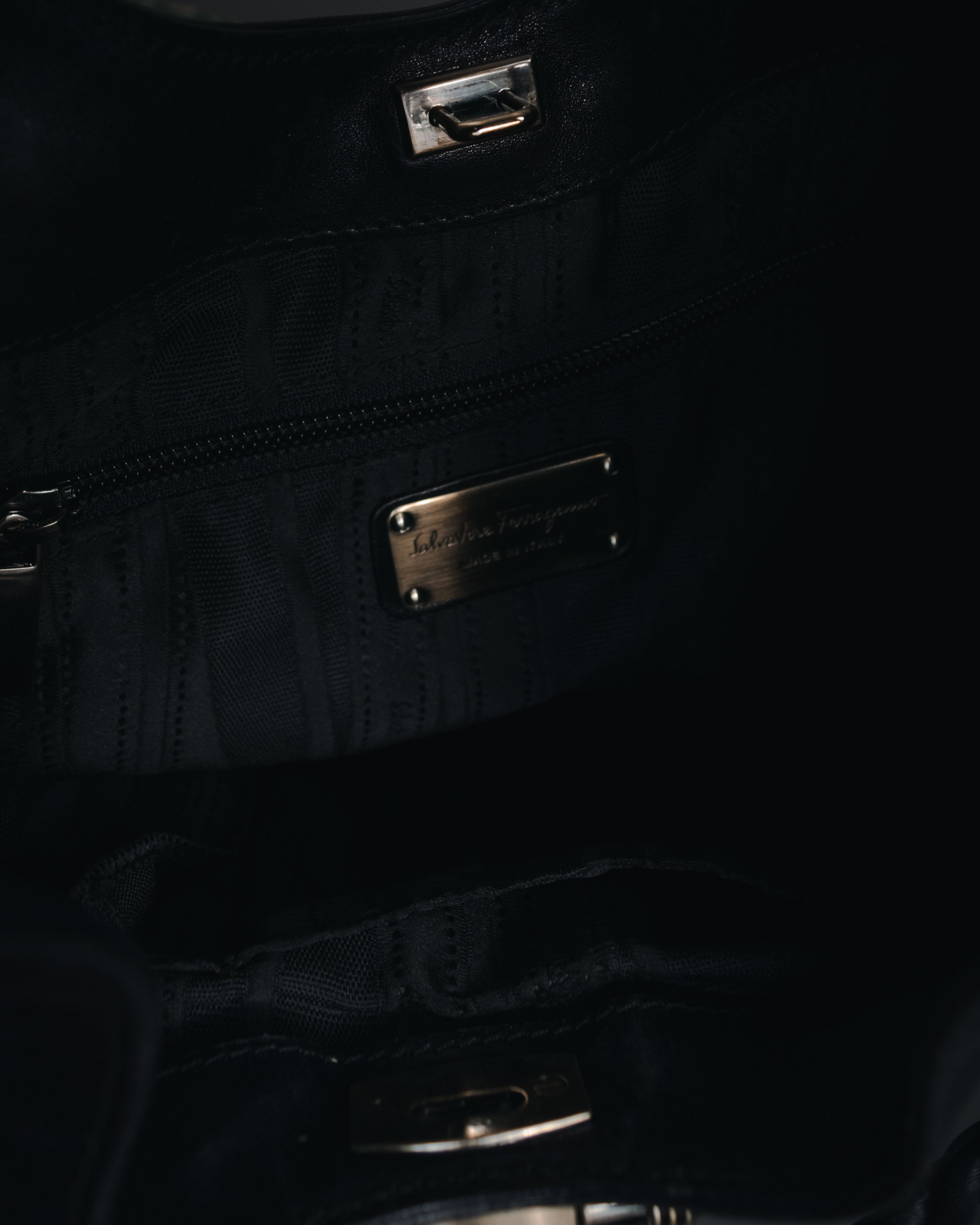 –SPECIAL– "Salvatore Ferragamo"
00’s Gancini gathered leather hobo bag