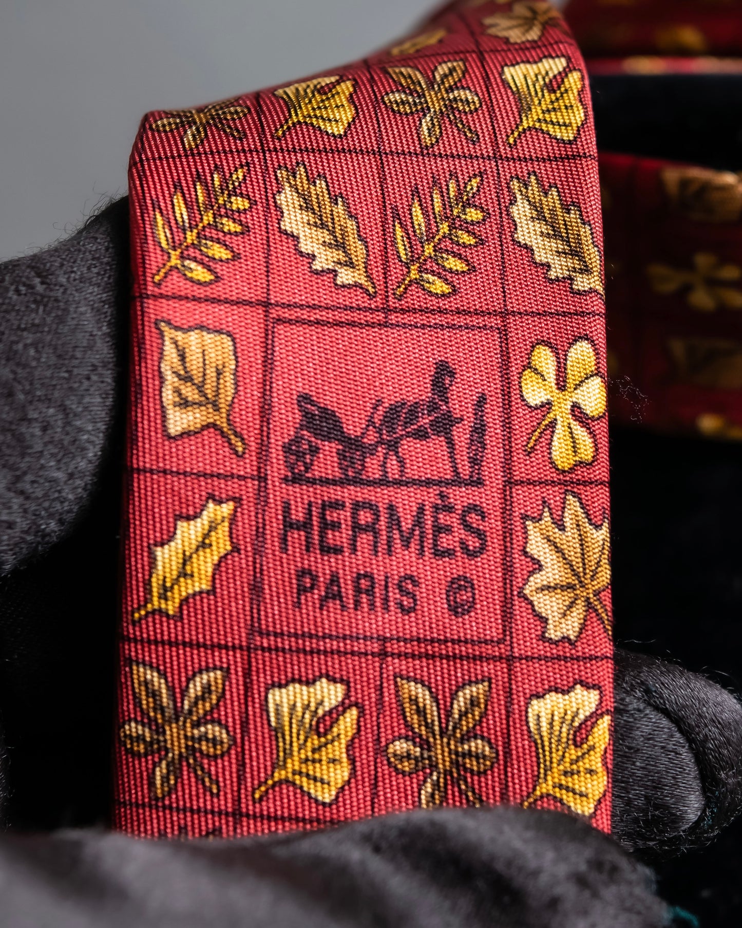 "HERMES" 100% silk fallen leaves pattern neck tie