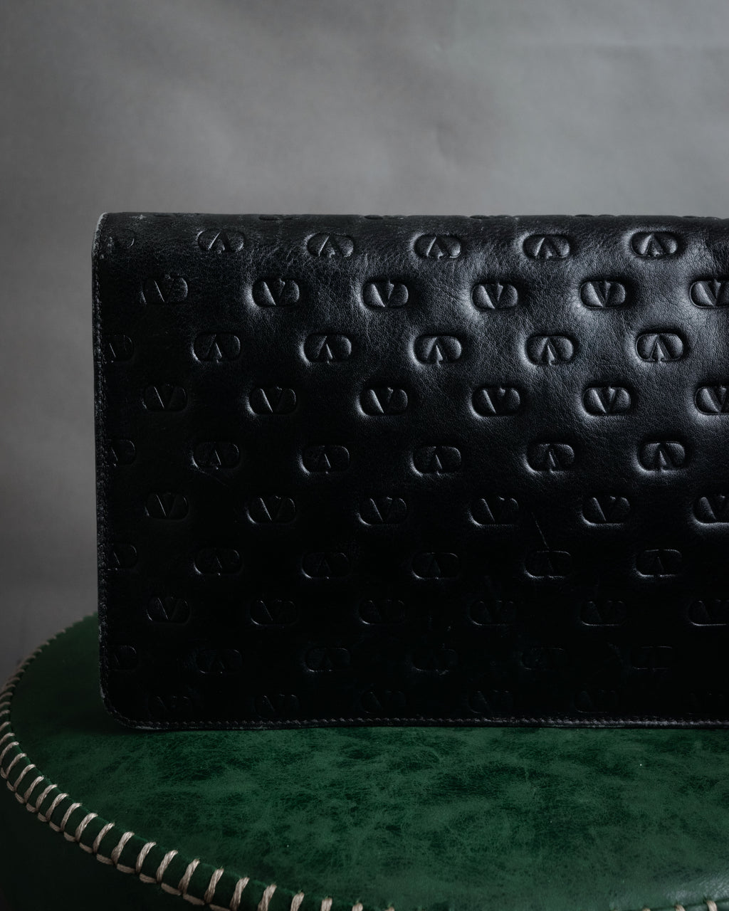 “VALENTINO” 80’s-90’s Embossed V logo chain clutch bag