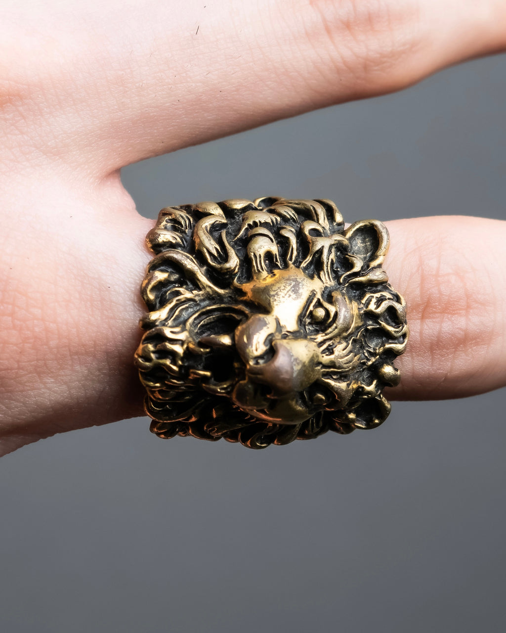 "GUCCI" realistic detailed lion head ring