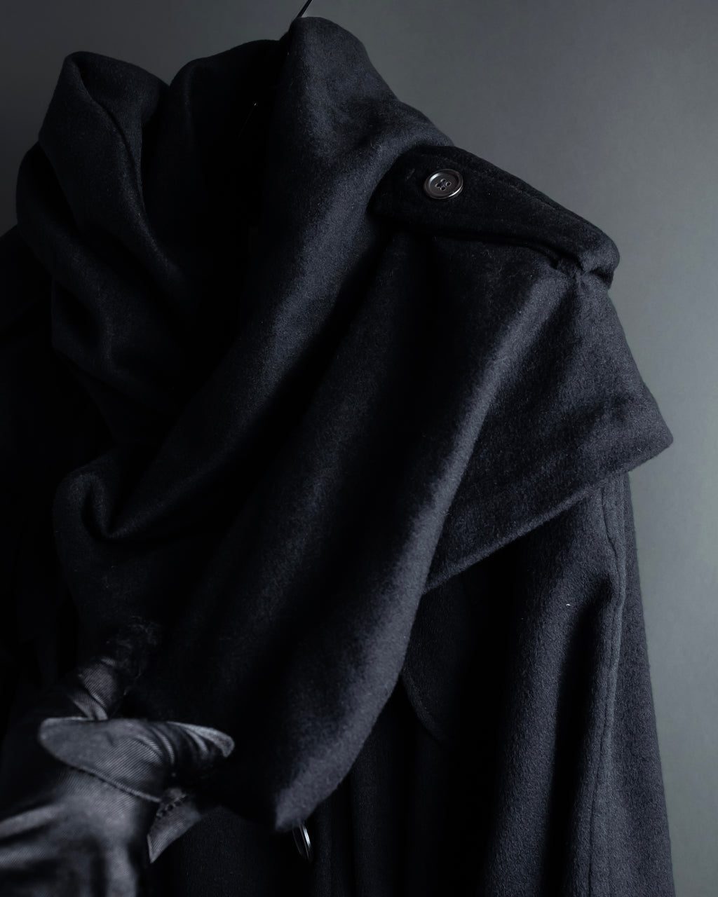 "TORUICHOU" Muffler-style collar military detail coat