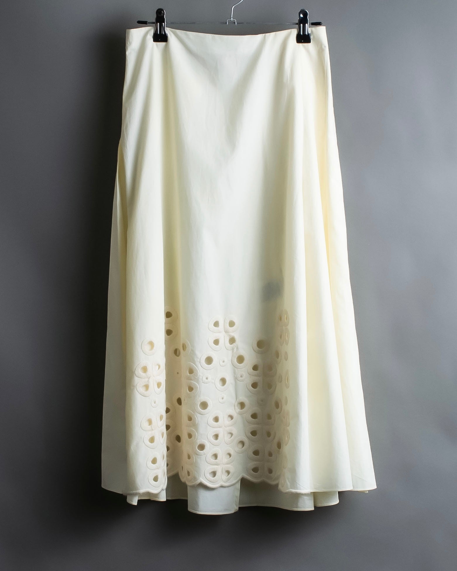 "FENDI" hole pattern and tack designed skirt