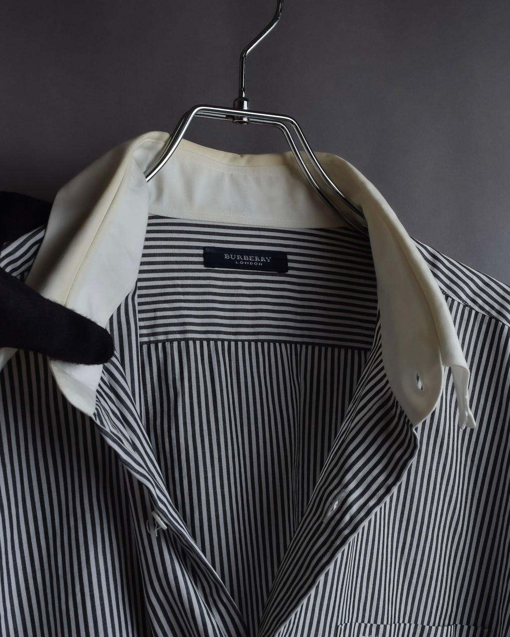 "BURBERRY" Pinstripe cleric design shirt
