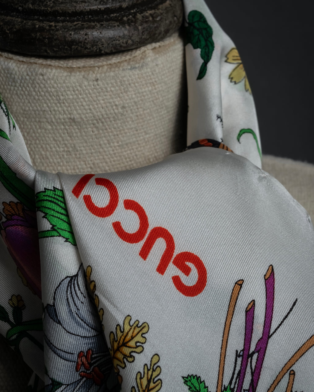 "GUCCI" 80's Flora motif vintage silk scarf