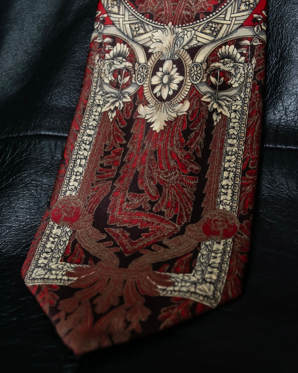 "GIANFRANCO FERRE" Beautiful botanical and frame design necktie