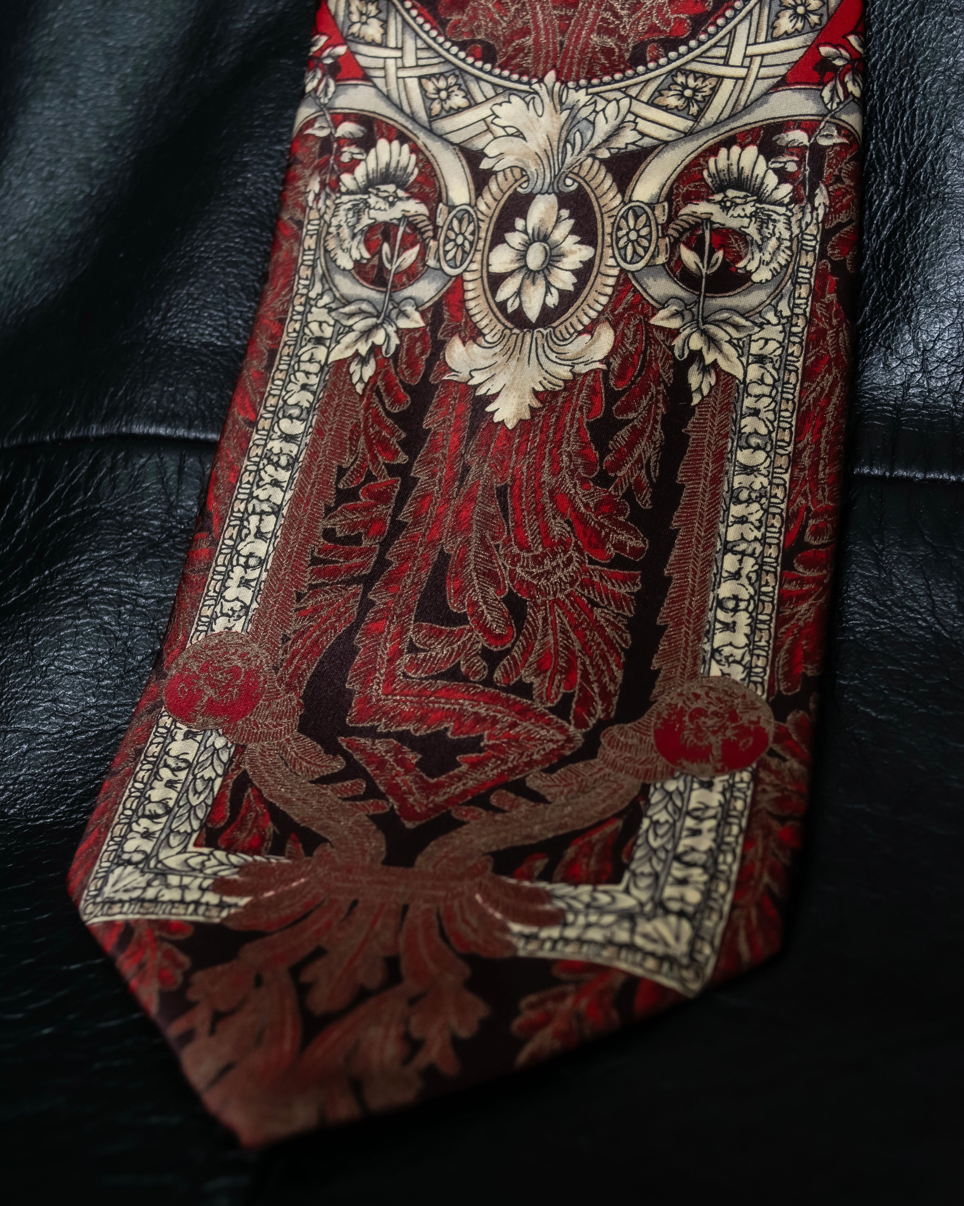 "GIANFRANCO FERRE" Beautiful botanical and frame design necktie