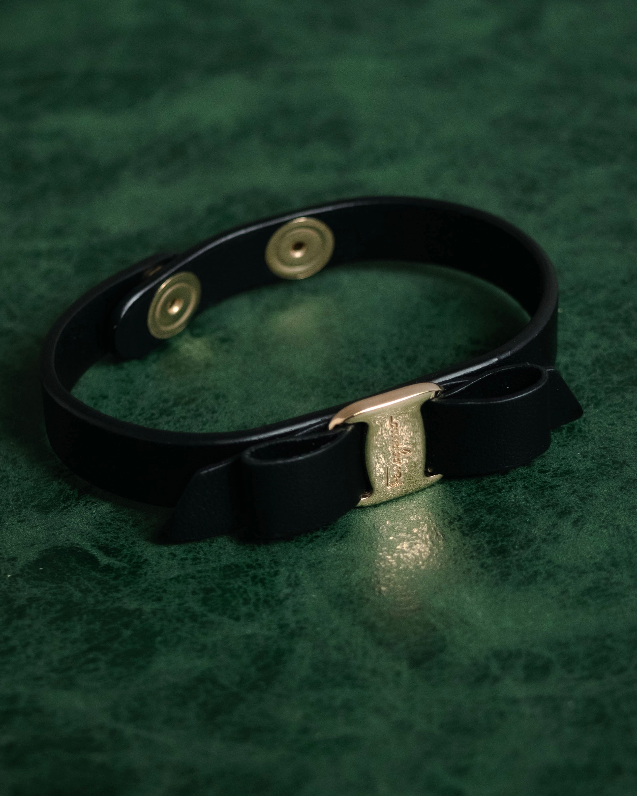 ■新品同様■ Salvatore Ferragamo フェラガモ ヴァラ レザー ブレスレット アクセサリー レディース ブラック系×ゴールド系 HC2197 Salvatore Ferragamo (サルヴァトーレ フェラガモ) - Varaリボン
